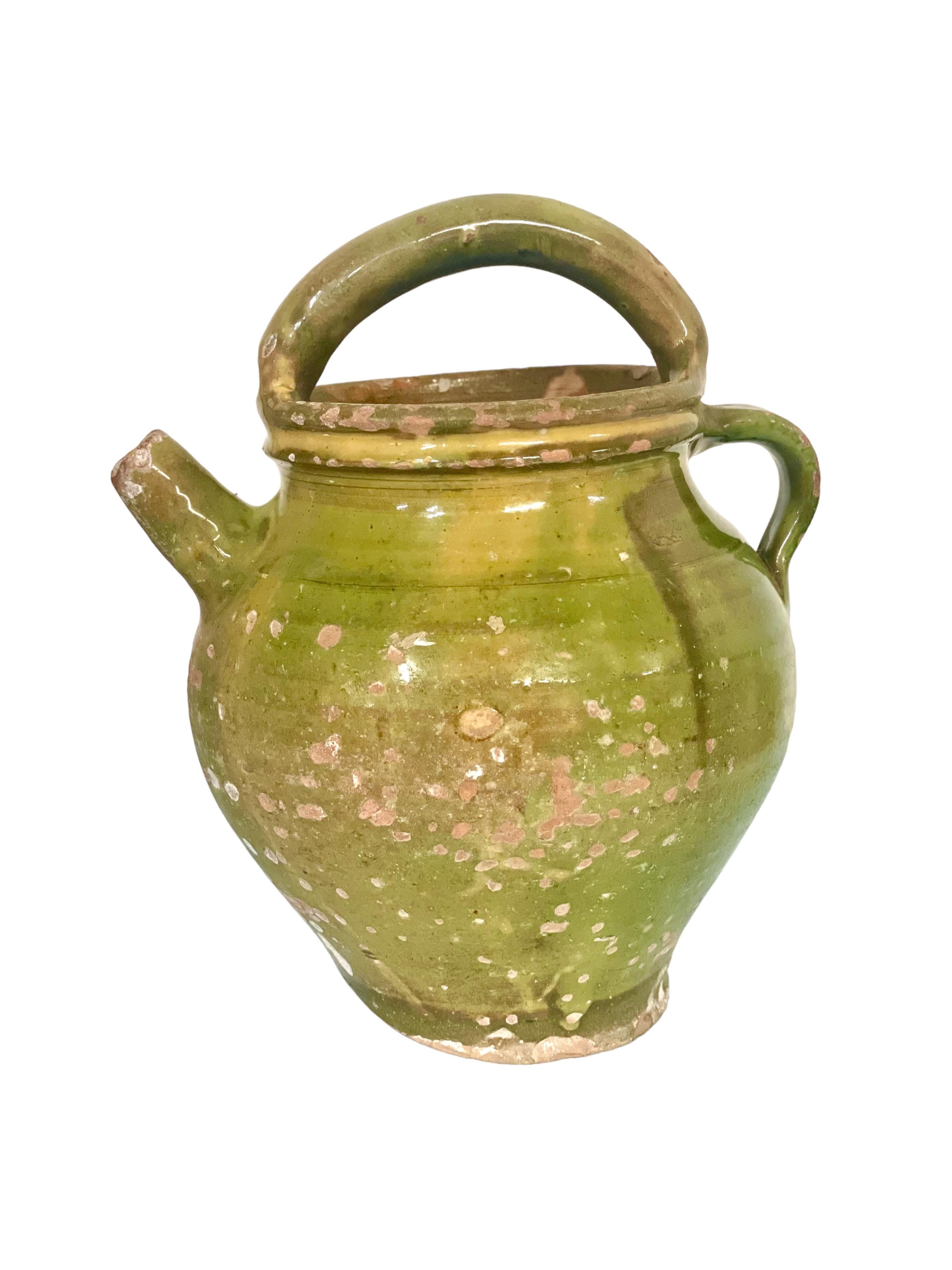 Eine hervorragende provenzalische Terrakotta-Wasserkanne aus dem 19. Jahrhundert, mit Ausguss und Henkel, in traditionellem Grün glasiert. Dieses schöne Gefäß wurde verwendet, um Wasser zu den Arbeitern auf den Feldern zu transportieren und es kühl