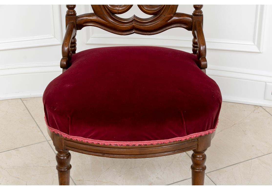 19. Jahrhundert Französisch Nussbaum geschnitzt Lyra zurück Side Chair (Geschnitzt) im Angebot