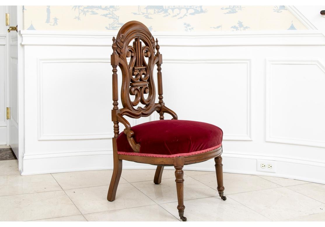19. Jahrhundert Französisch Nussbaum geschnitzt Lyra zurück Side Chair im Zustand „Gut“ im Angebot in Bridgeport, CT