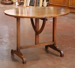 A.I.C. Table de Vigneron ovale en noyer français du 19ème siècle, table de dégustation de vin sur base en forme.