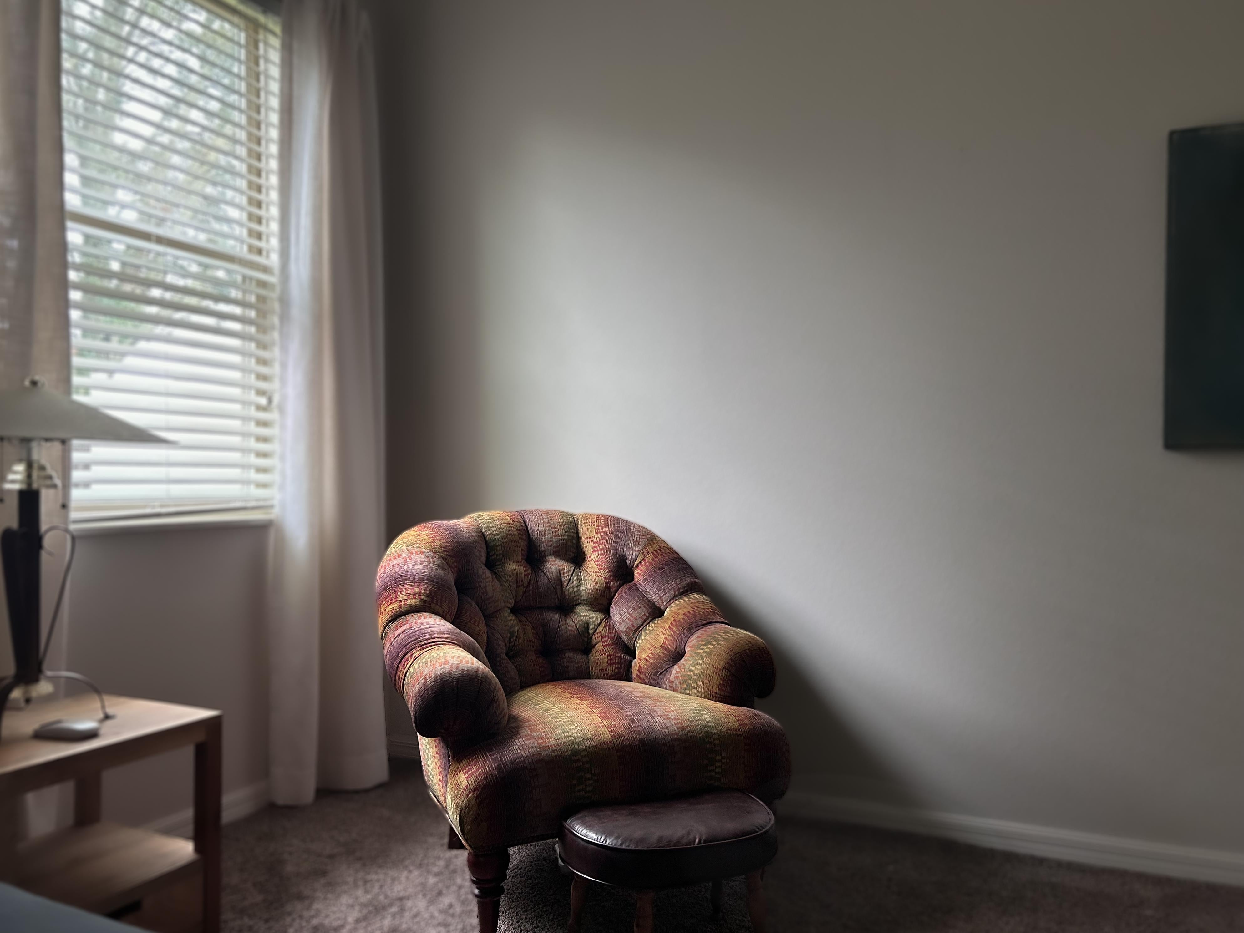 El sillón acolchado de estilo francés combina la elegancia clásica con unas proporciones bien pensadas, diseñadas para interiores conscientes del espacio ;  La generosa anchura de 36 pulgadas proporciona un asiento acogedor y cómodo; la poca