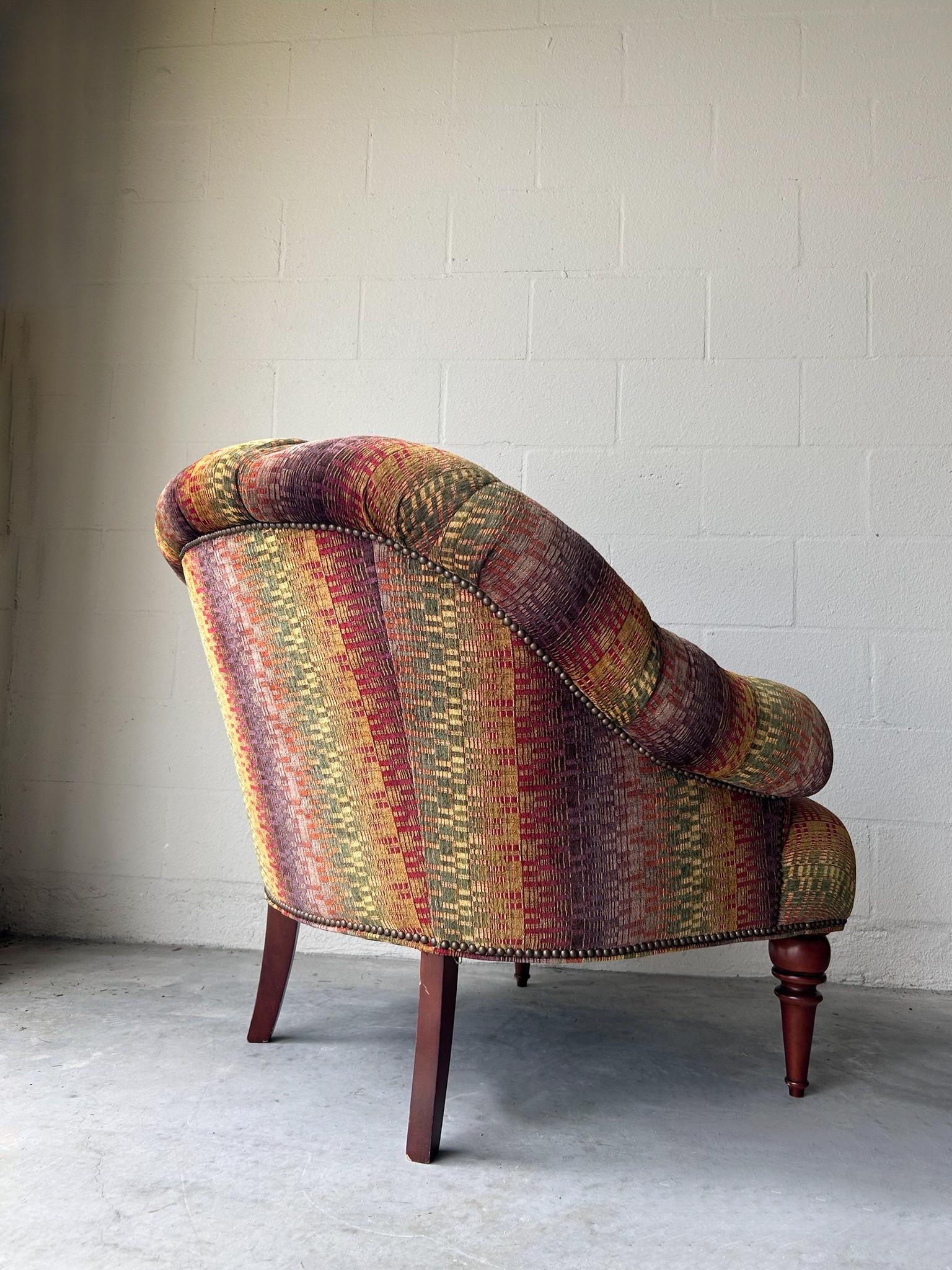 Sillón acolchado de mediados de siglo  Silla de salón, altura del asiento 16 en Bueno estado para la venta en Saint Petersburg, FL