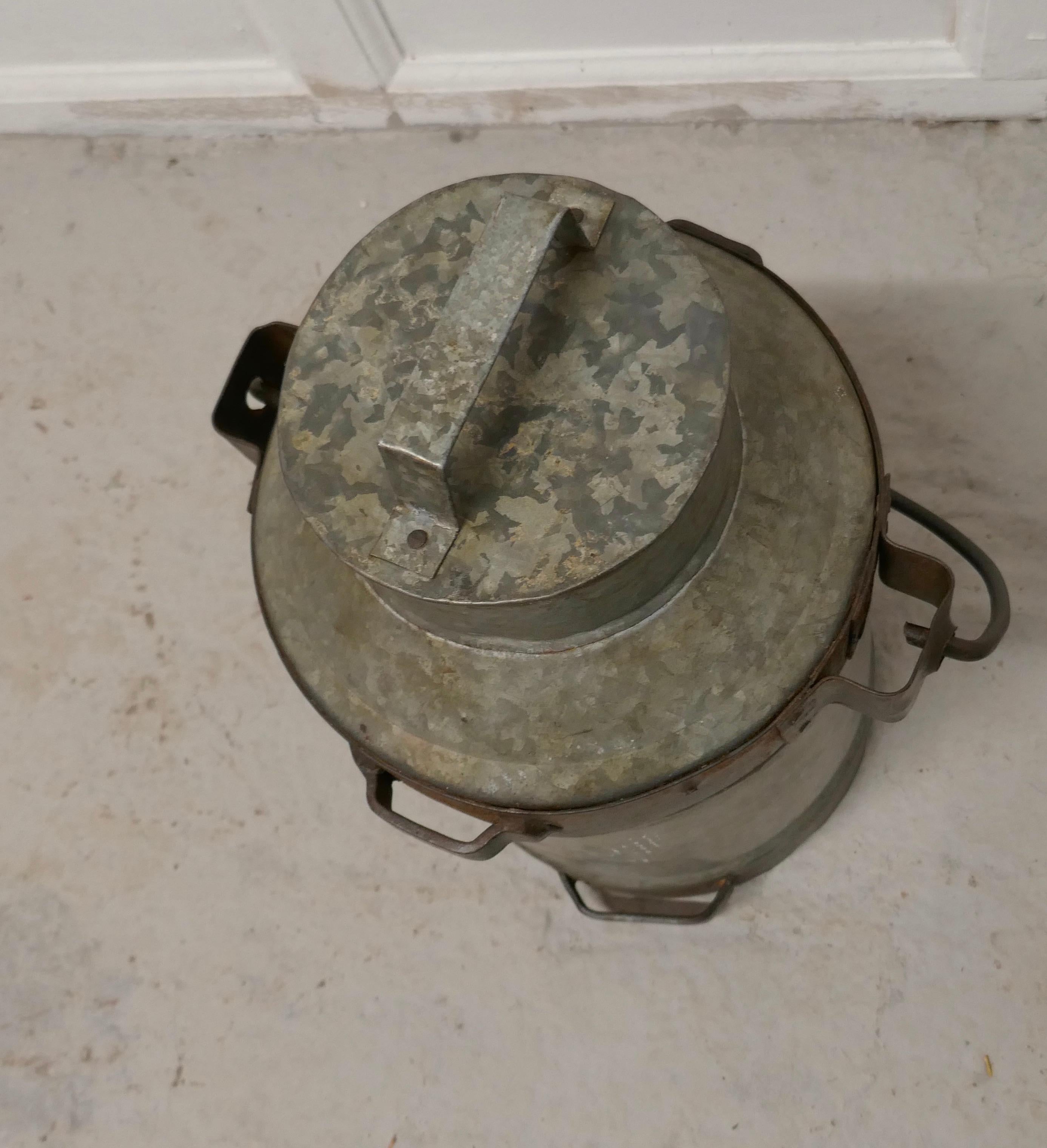 baratte à lait en métal galvanisé du 19e siècle avec cerclage en fer

Une bonne pièce de grande taille, avec poignée, en métal galvanisé avec un couvercle amovible

Une pièce décorative de très bonne qualité
ND57.
   