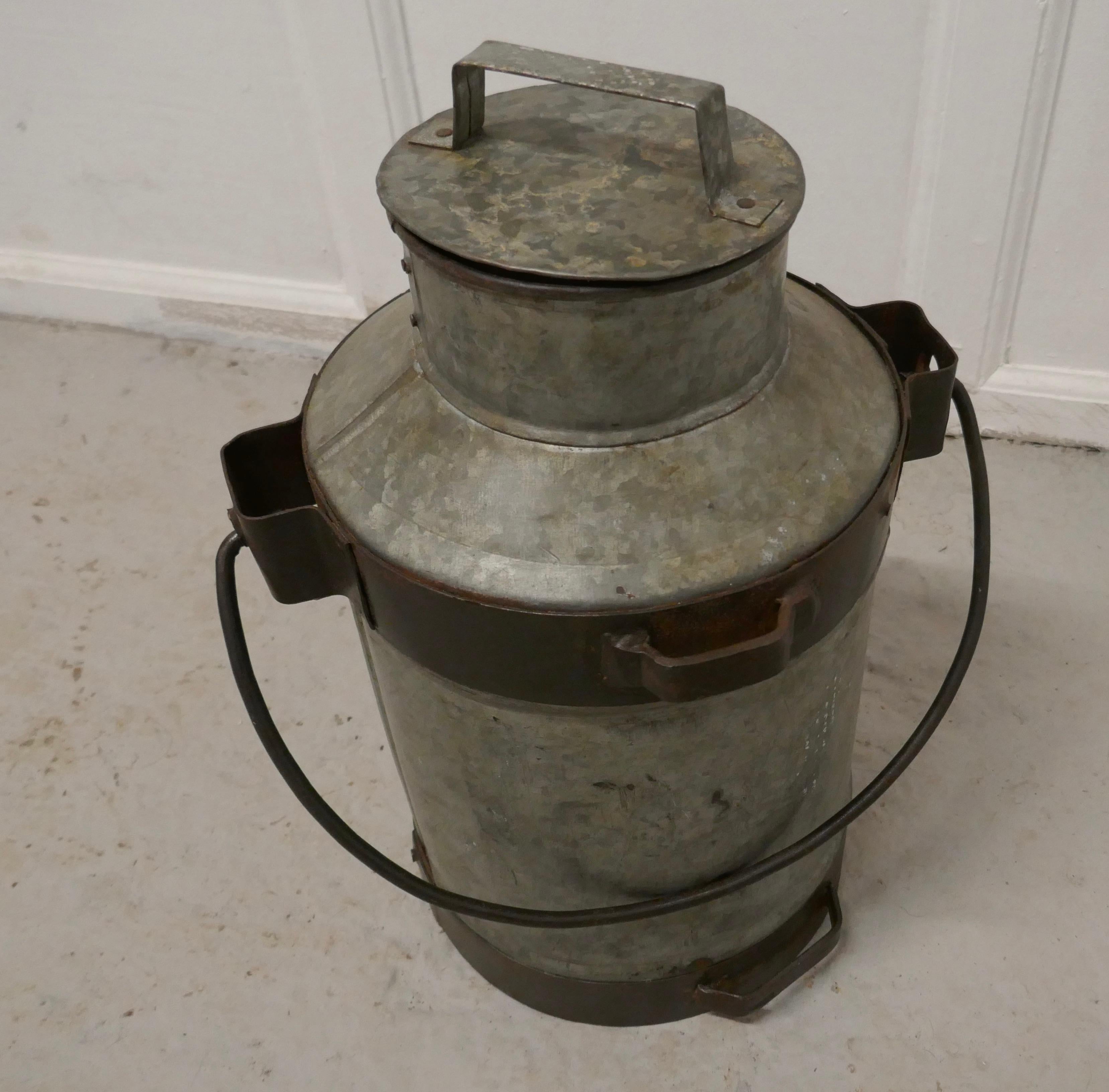 Industriel Fourchette à lait en métal galvanisé du 19ème siècle avec sangle en fer en vente
