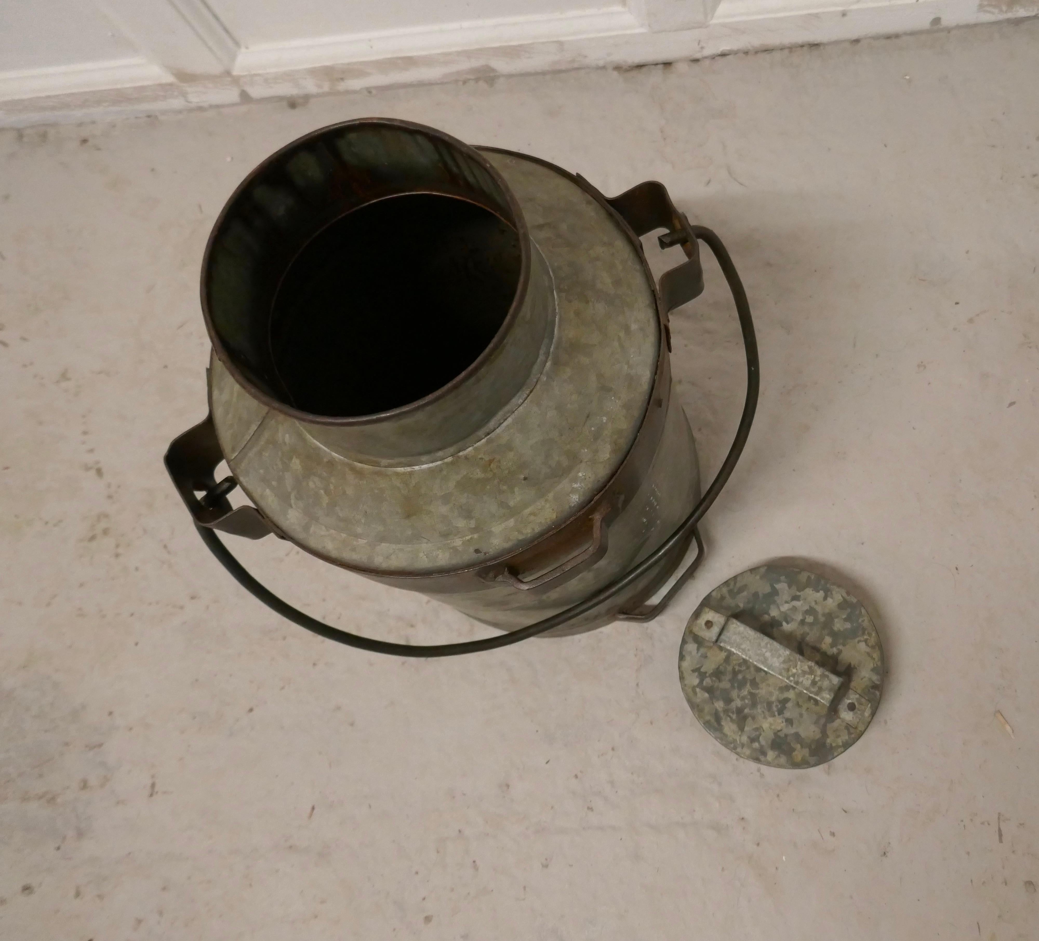 Fourchette à lait en métal galvanisé du 19ème siècle avec sangle en fer Bon état - En vente à Godshill, Isle of Wight