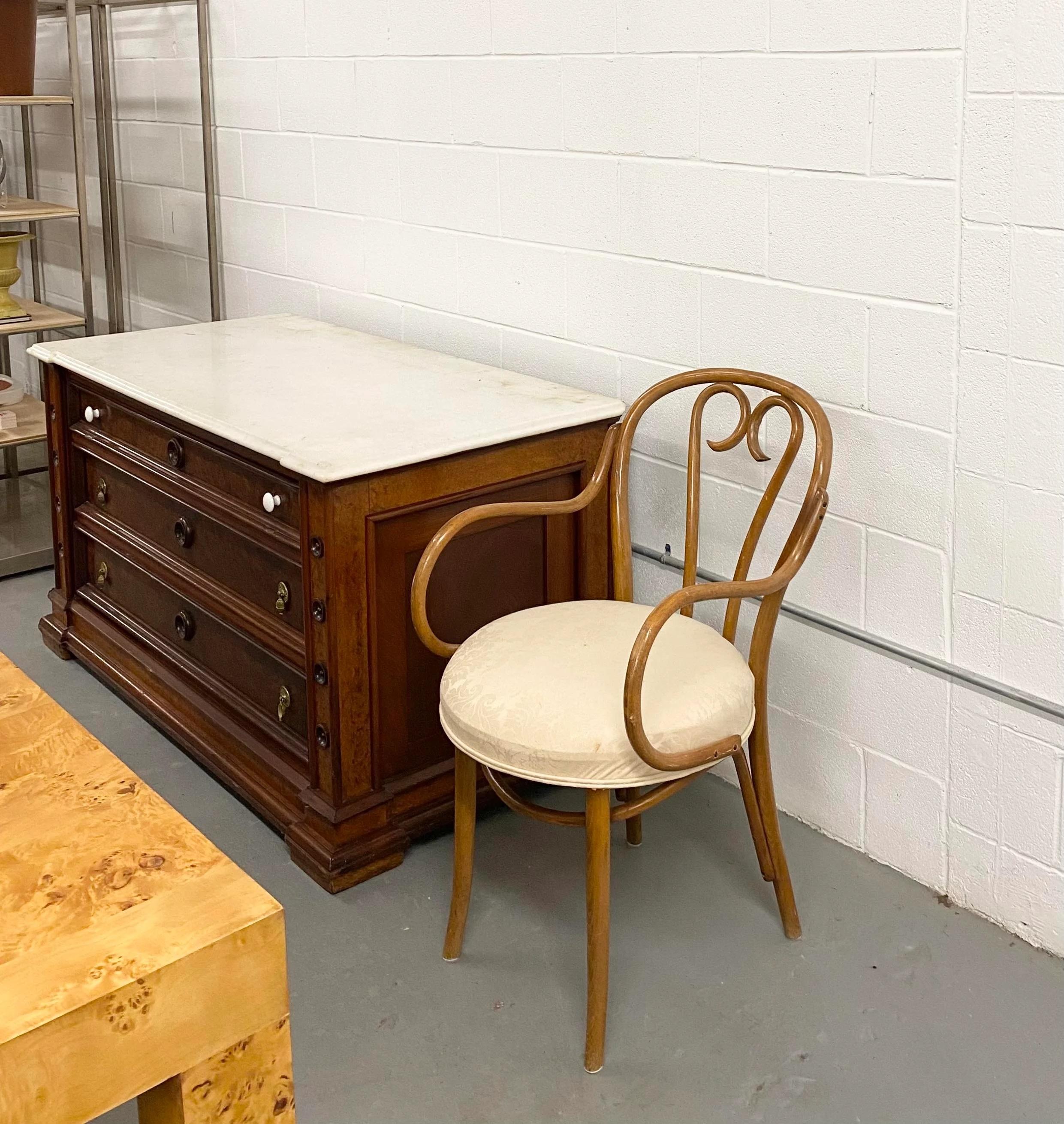 Comò in noce e radica con specchio estraibile e letto coordinato.

Acquistato a Philadelphia, nel 1970, da un antiquario che informò gli acquirenti che proveniva da un palazzo nella zona di Dupont Circle a Washington D.C.. All'epoca la casa era in