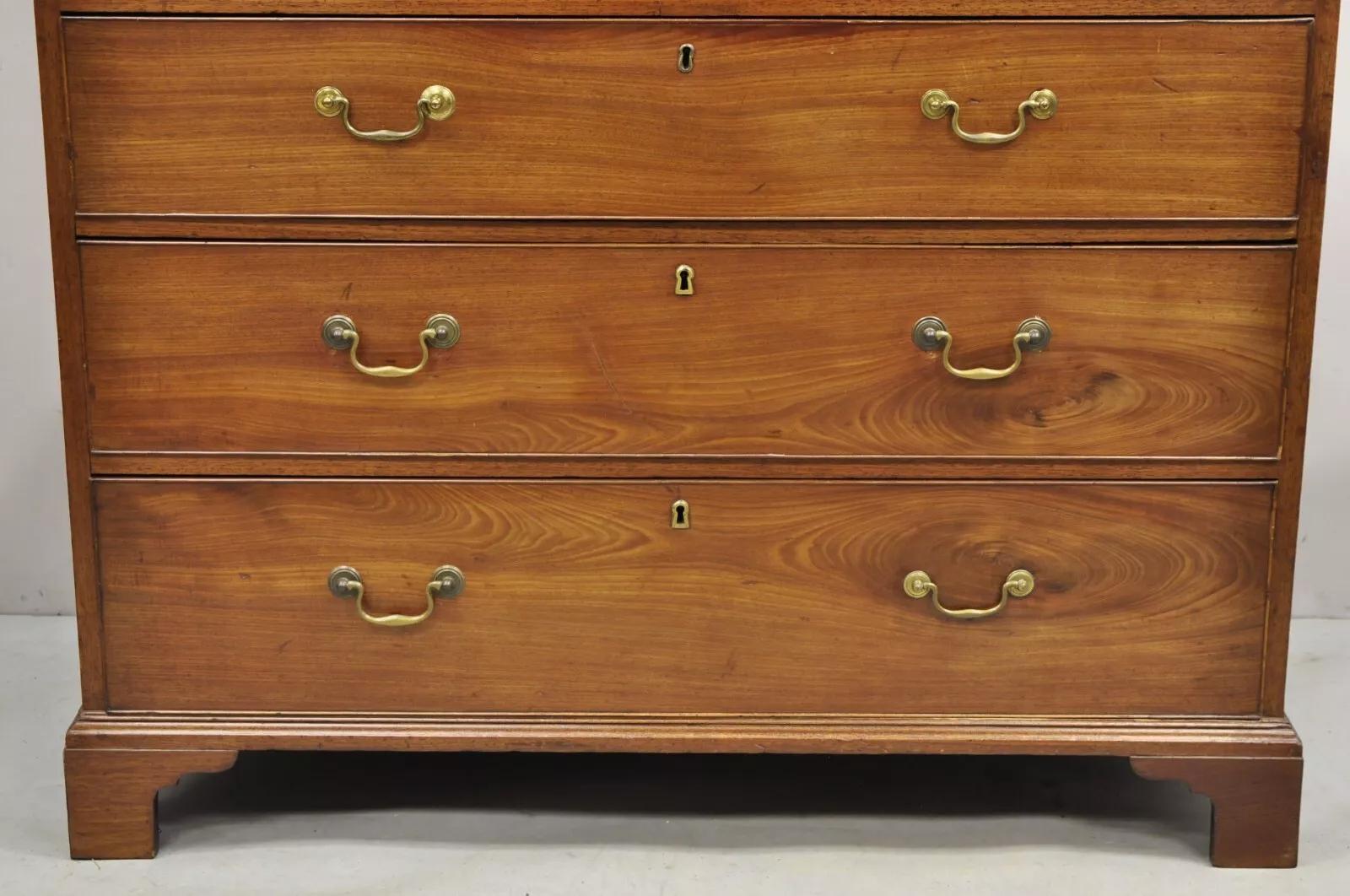 Commode haute George III du 19ème siècle en acajou, grande commode sur coffre à 8 tiroirs en vente 7