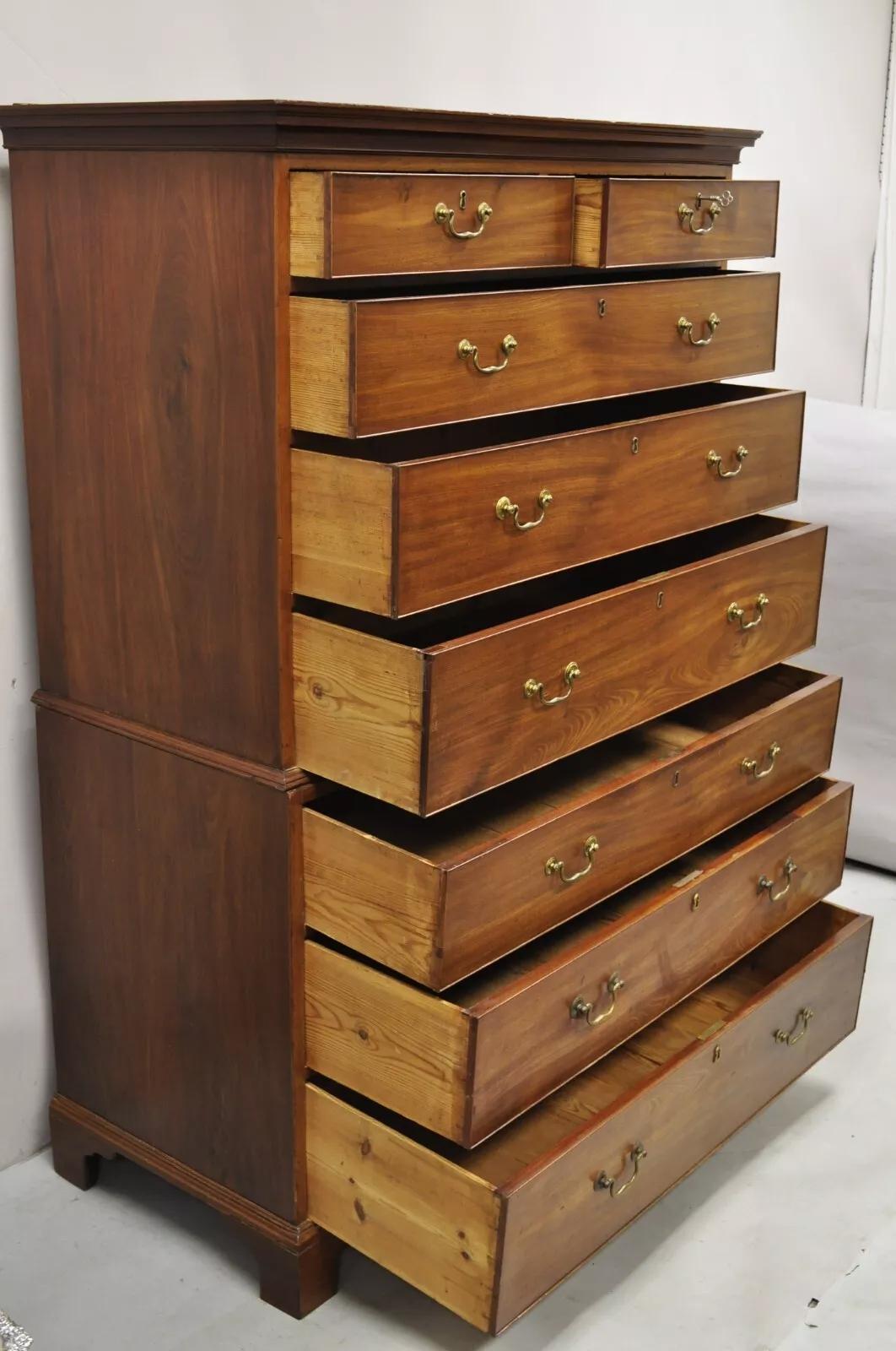 A.I.C. 19ème C. Acajou Highboy Tall Chest on Chest 8 Drawer Dresser. Cet article se caractérise par une construction en deux parties, un beau grain de bois, 8 tiroirs à queue d'aronde, une forme haute et impressionnante, une quincaillerie en laiton
