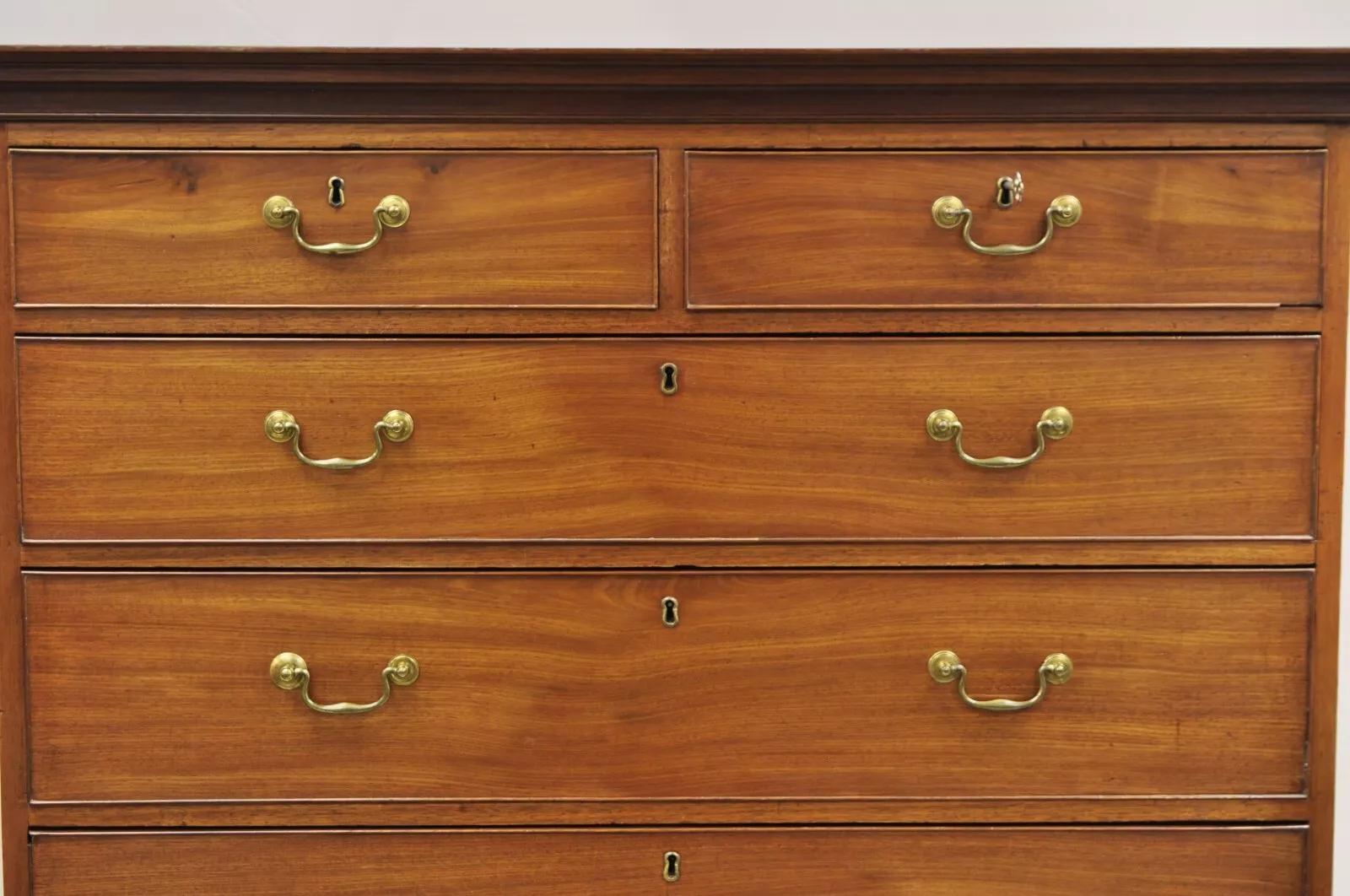 Inconnu Commode haute George III du 19ème siècle en acajou, grande commode sur coffre à 8 tiroirs en vente