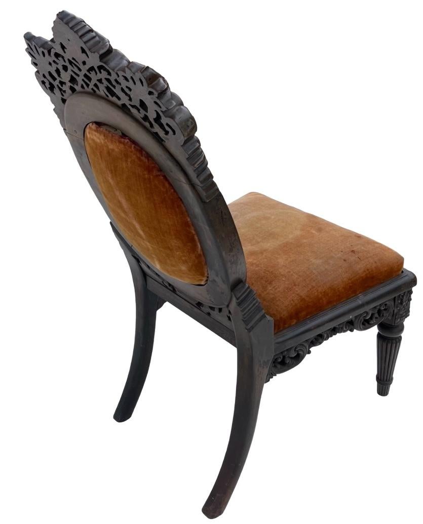 Ils sont superbes ! Il s'agit d'un fauteuil d'appoint anglo-indien de style George IV très ancien. Elles sont dotées d'un cadre en teck fortement sculpté et percé. Le velours ancien présente une usure notable. 

Le délai de livraison est de deux à