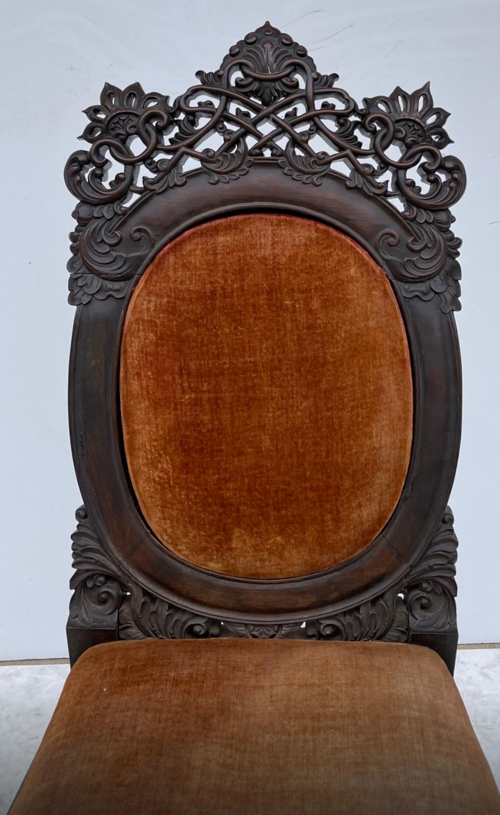 19ème siècle. Paire de chaises d'appoint en teck sculpté de style marocain/anglo-indien George IV Bon état - En vente à Kennesaw, GA