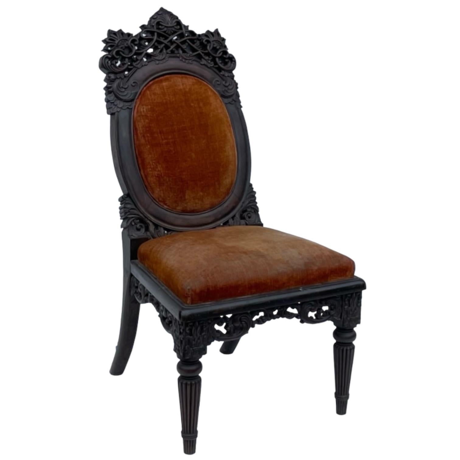 Milieu du XIXe siècle 19ème siècle. Paire de chaises d'appoint en teck sculpté de style marocain/anglo-indien George IV en vente