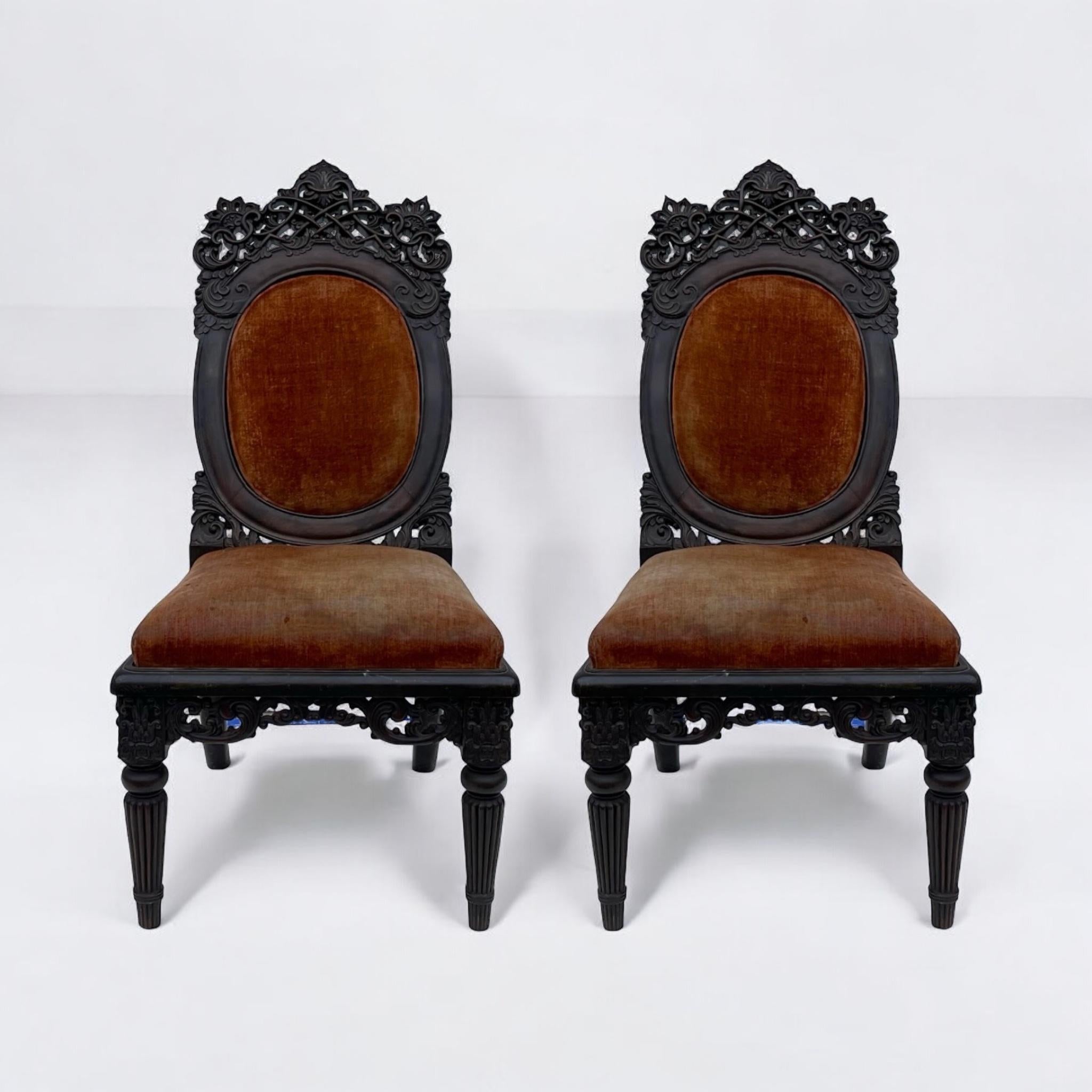 Velours 19ème siècle. Paire de chaises d'appoint en teck sculpté de style marocain/anglo-indien George IV en vente