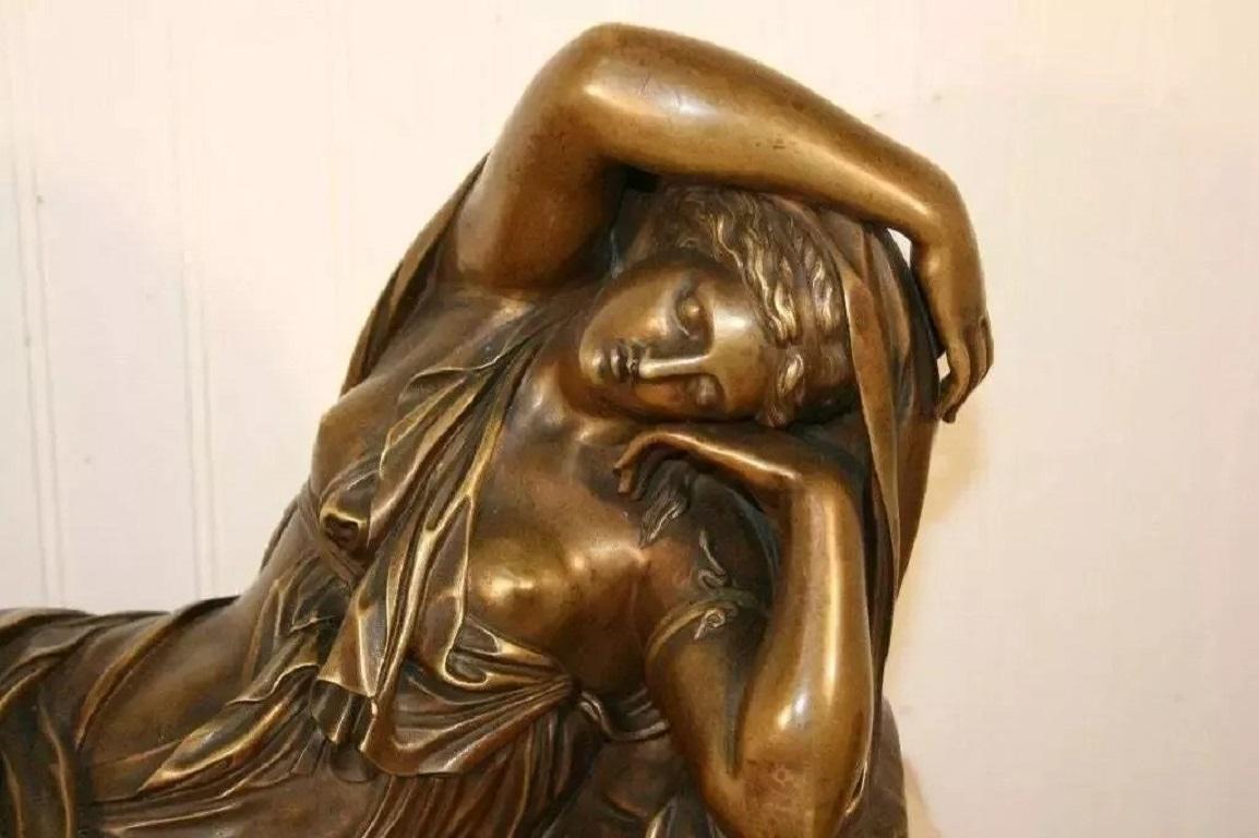 A.I.C. Georges Bareau, scultura francese in bronzo e marmo con statua di Arianna dormiente. L'oggetto presenta un panneggio, capelli, piedi e mani finemente fusi. Questa scultura ha raggiunto una notevole patina di bronzo nel corso degli anni e la