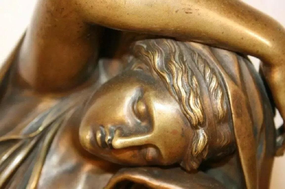 Sconosciuto Scultura di bronzo francese del XIX secolo Georges Bareau, statua di Arianna addormentata in marmo in vendita