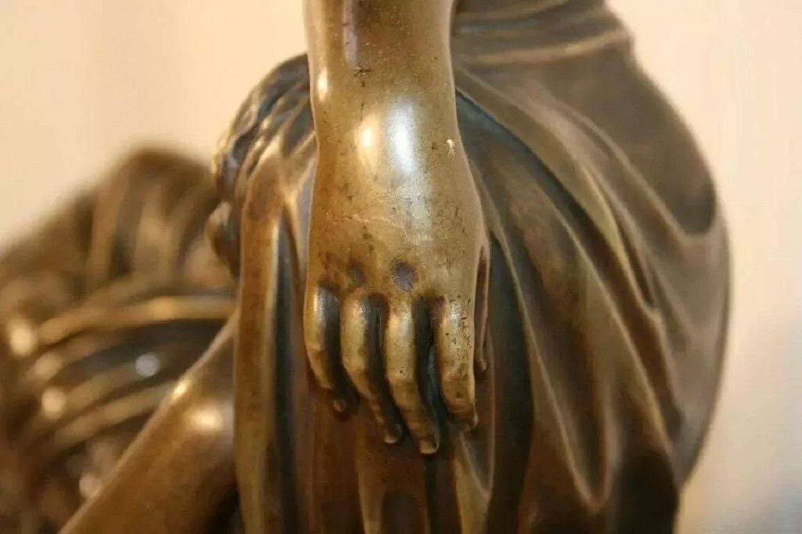 Scultura di bronzo francese del XIX secolo Georges Bareau, statua di Arianna addormentata in marmo in vendita 3