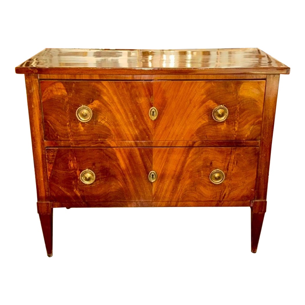 19e s. Commode allemande de style Biedermeier en acajou