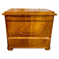 XIX sec. Comò tedesco in acero in stile Biedermeier
