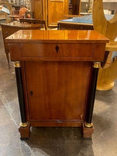 19. Jahrhundert. Deutscher Biedermeier Nussbaum Beistellschrank