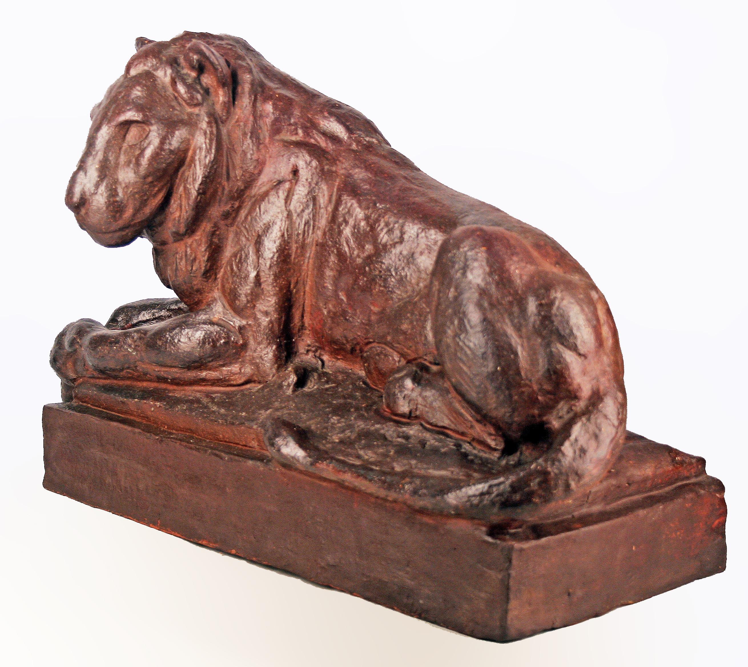Deutsche Terrakotta-Skulptur eines ruhenden Löwen aus dem 19. Jahrhundert von Animalier Autor A. Gaul (Jugendstil) im Angebot