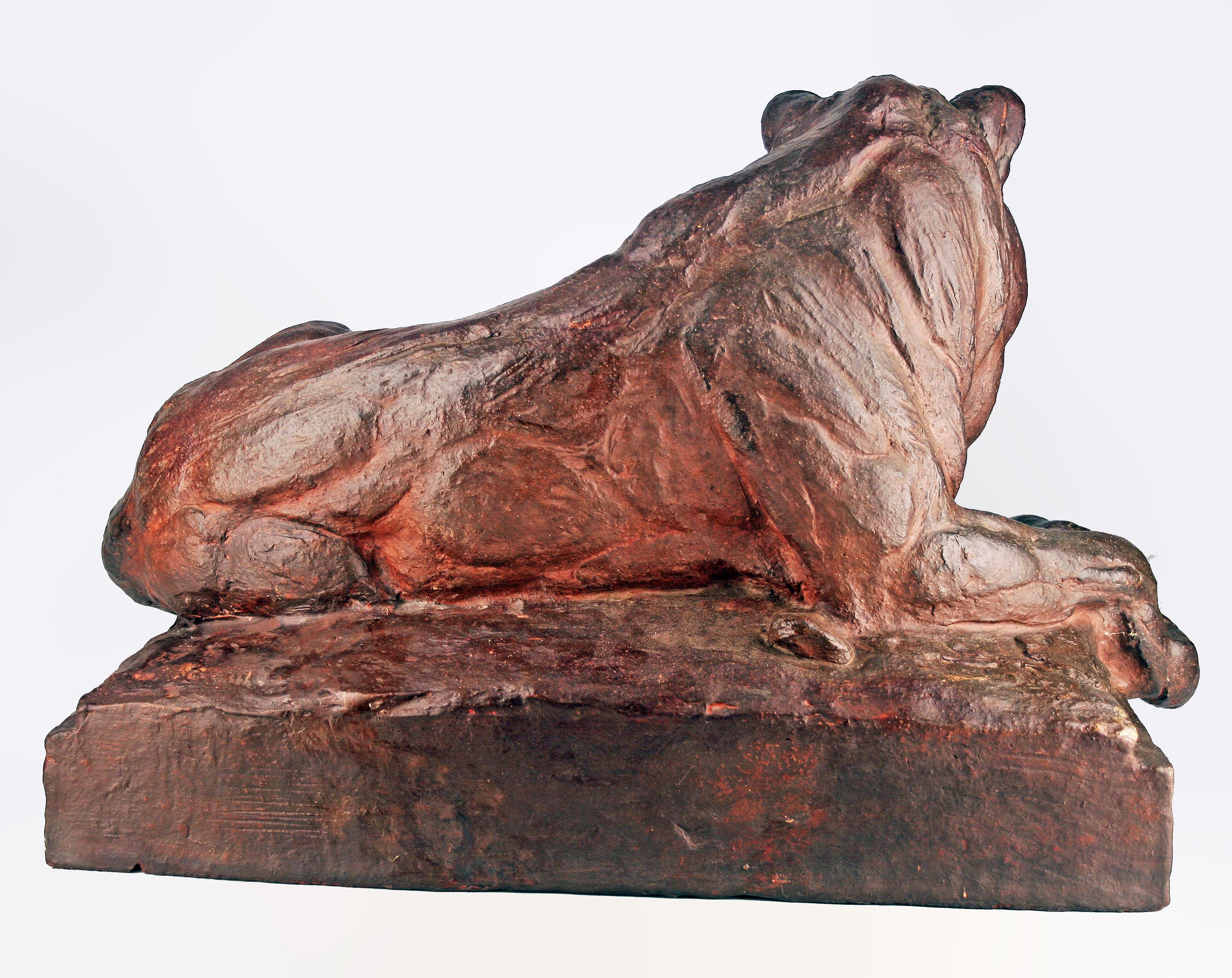Deutsche Terrakotta-Skulptur eines ruhenden Löwen aus dem 19. Jahrhundert von Animalier Autor A. Gaul im Zustand „Gut“ im Angebot in North Miami, FL