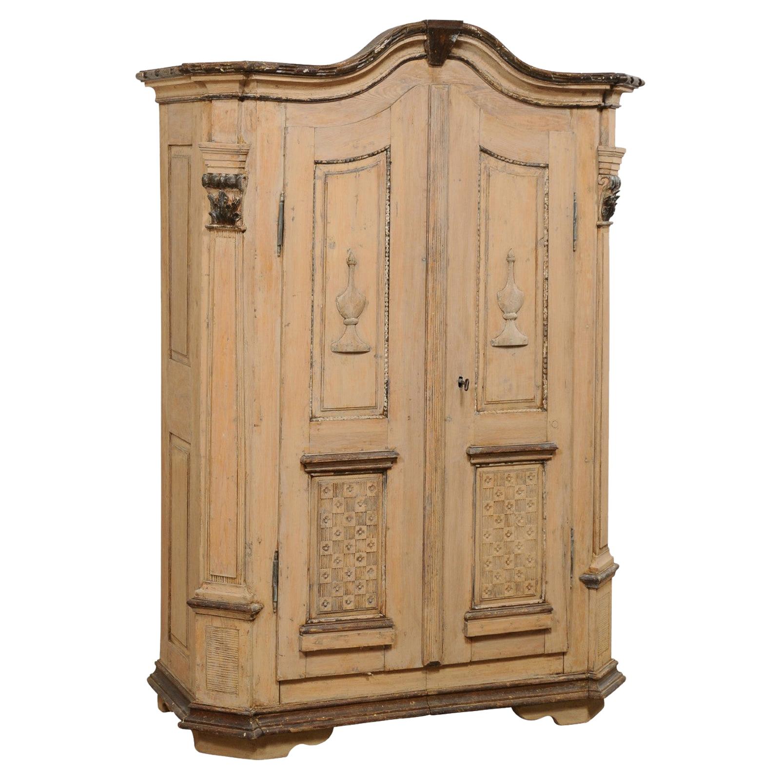 Grande armoire de rangement allemande du 19ème siècle avec corniche arquée et sculptures décoratives