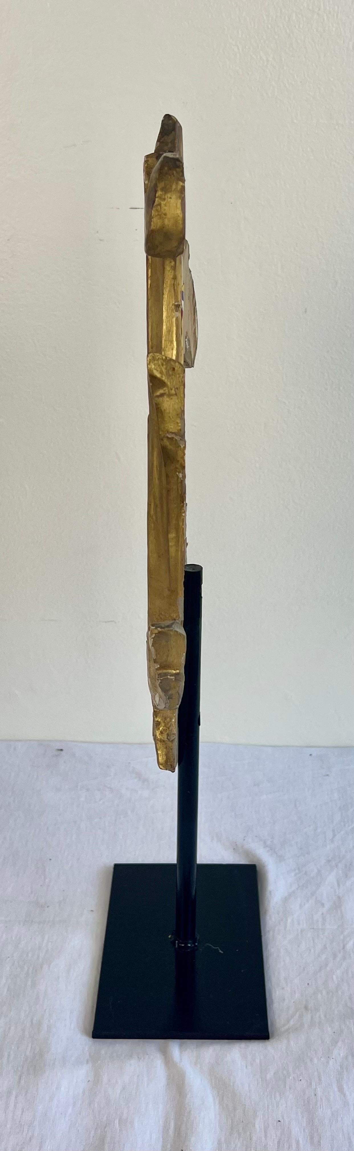 Fer A.C.I.C. Doré  Fragment de bois sur socle en fer en vente