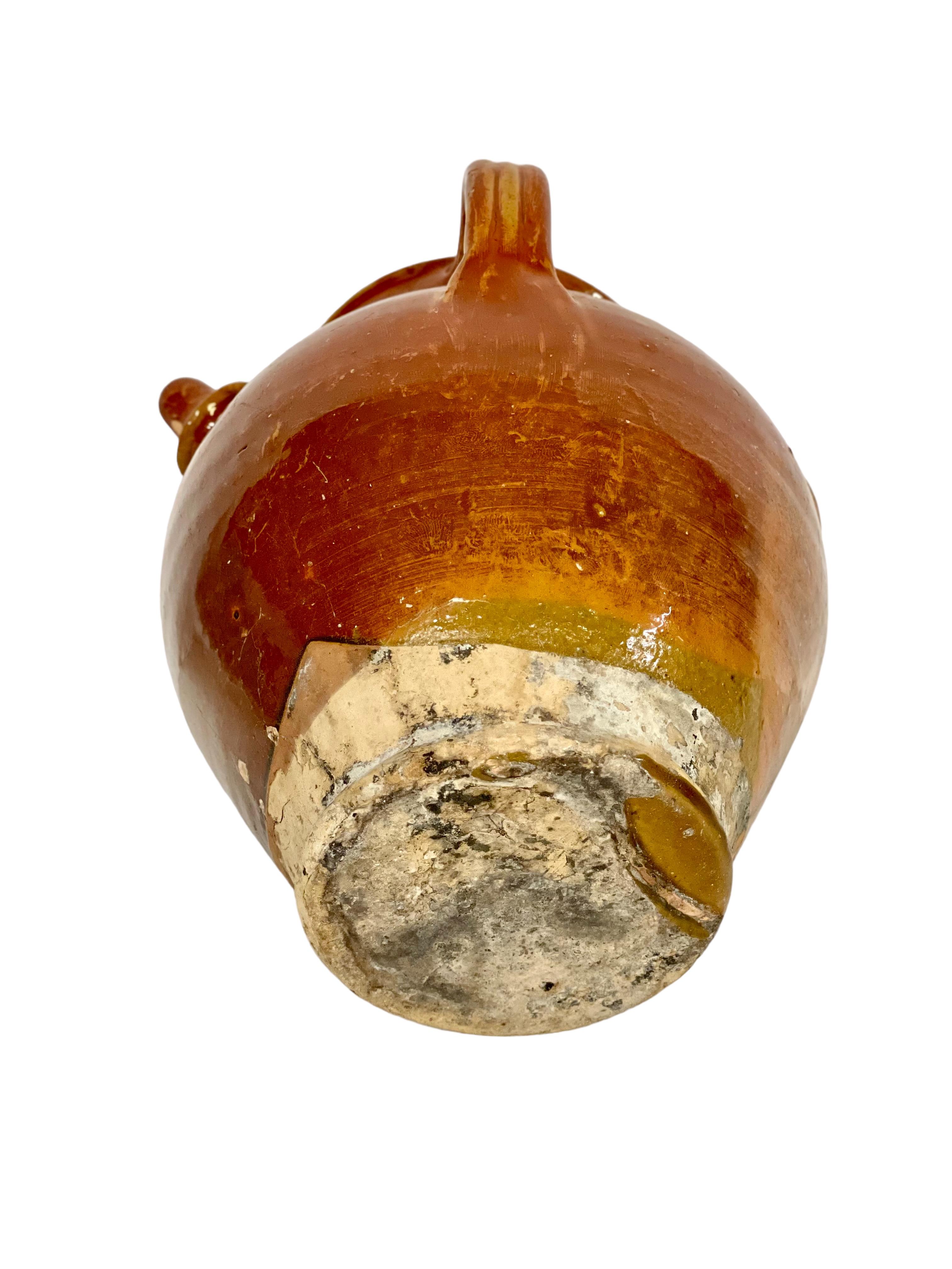 Glasierter Pouring-Krug aus der Dordogne-Region in Frankreich, 19. Jahrhundert (Tonware) im Angebot
