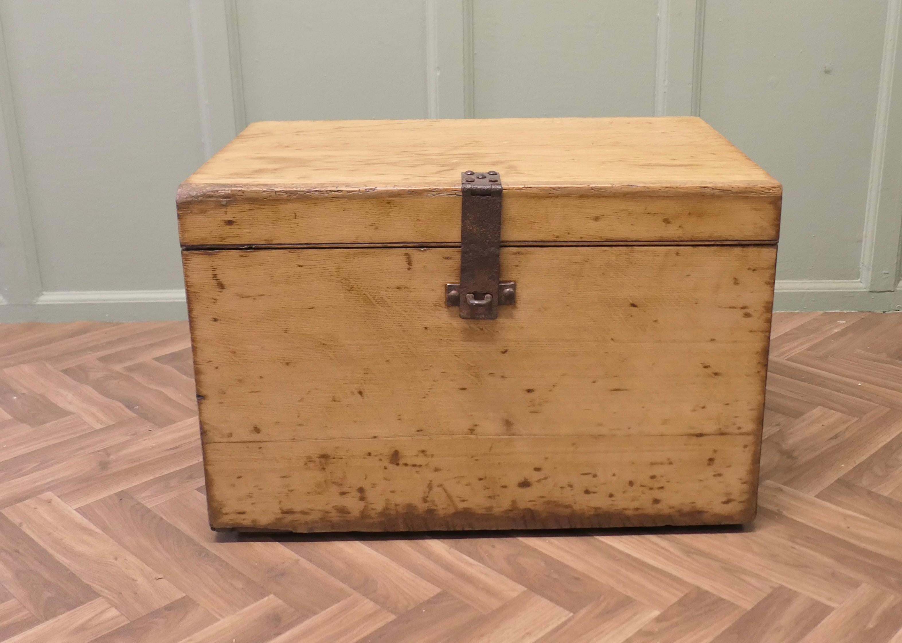 Cassapanca da viaggio in Oak dorato del 19° secolo di Elkington

Un forziere d'argento di qualità eccellente, destinato ai viaggi in tutto il mondo, è molto pesante e robusto, con maniglie per il trasporto a ciascuna estremità e l'interno è dotato