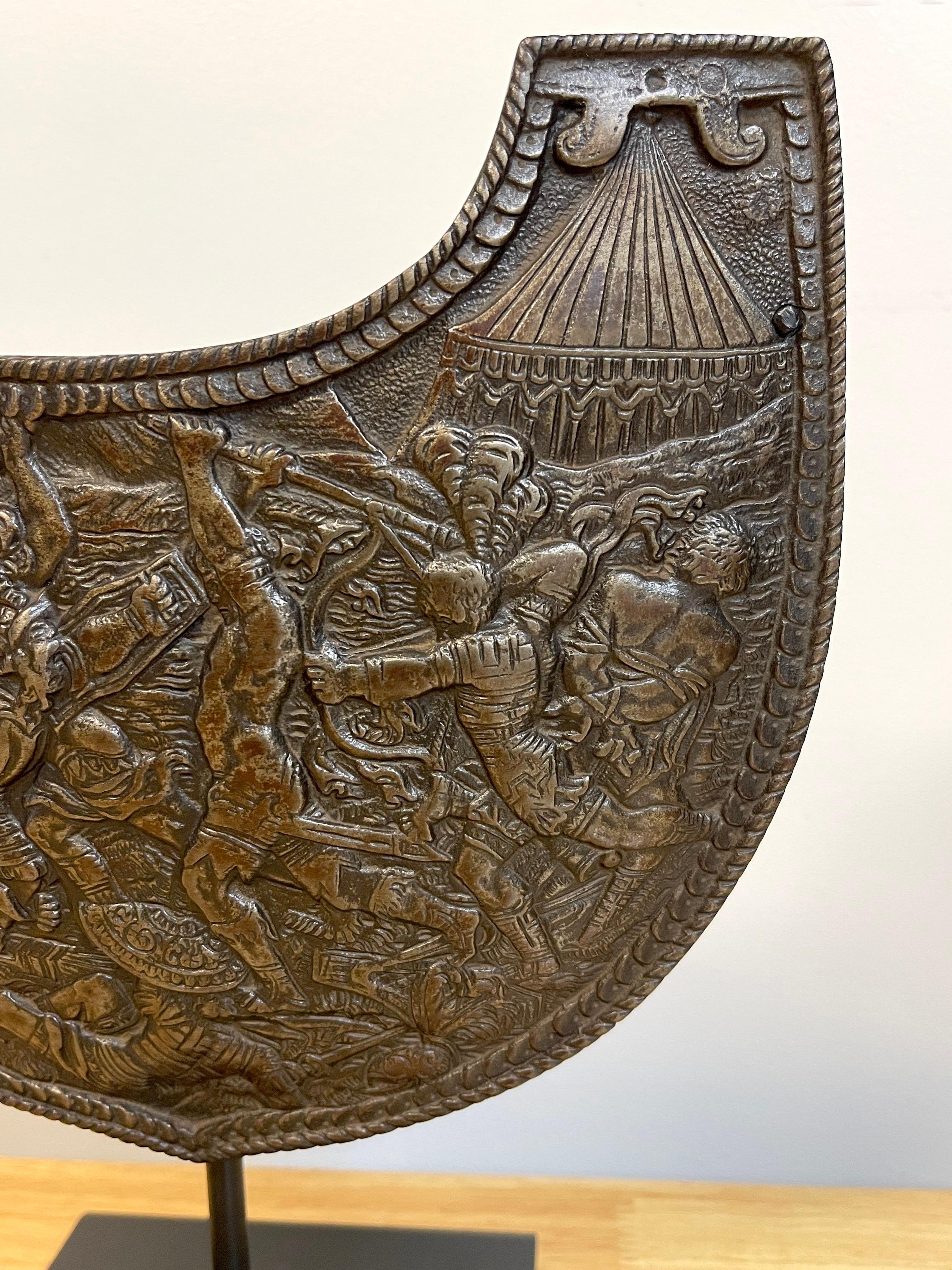 italien Gorget en fer de style romain du 19ème siècle sur pied Grand Tour en vente