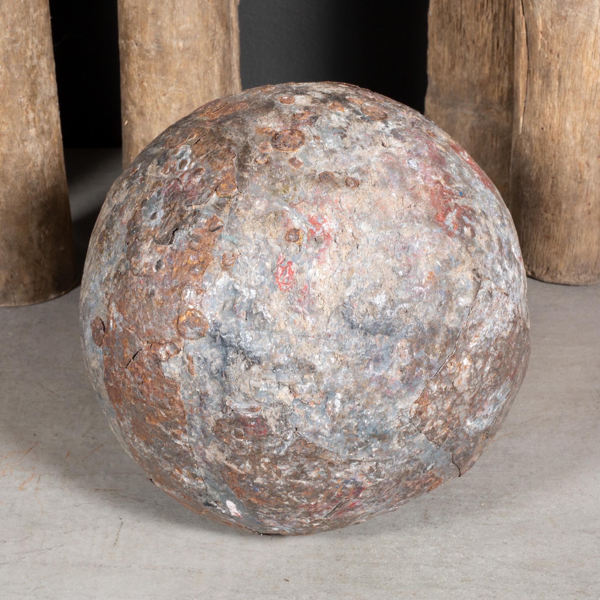 CIRCA

Una palla da bowling in lignum vitae del XIX secolo e 10 birilli. Tutti intagliati a mano. Il bowling presenta resti di un rivestimento metallico e chiodi.

    CREATORE Sconosciuto.
    DATA DI FABBRICAZIONE c.1800.
    MATERIALI E TECNICHE