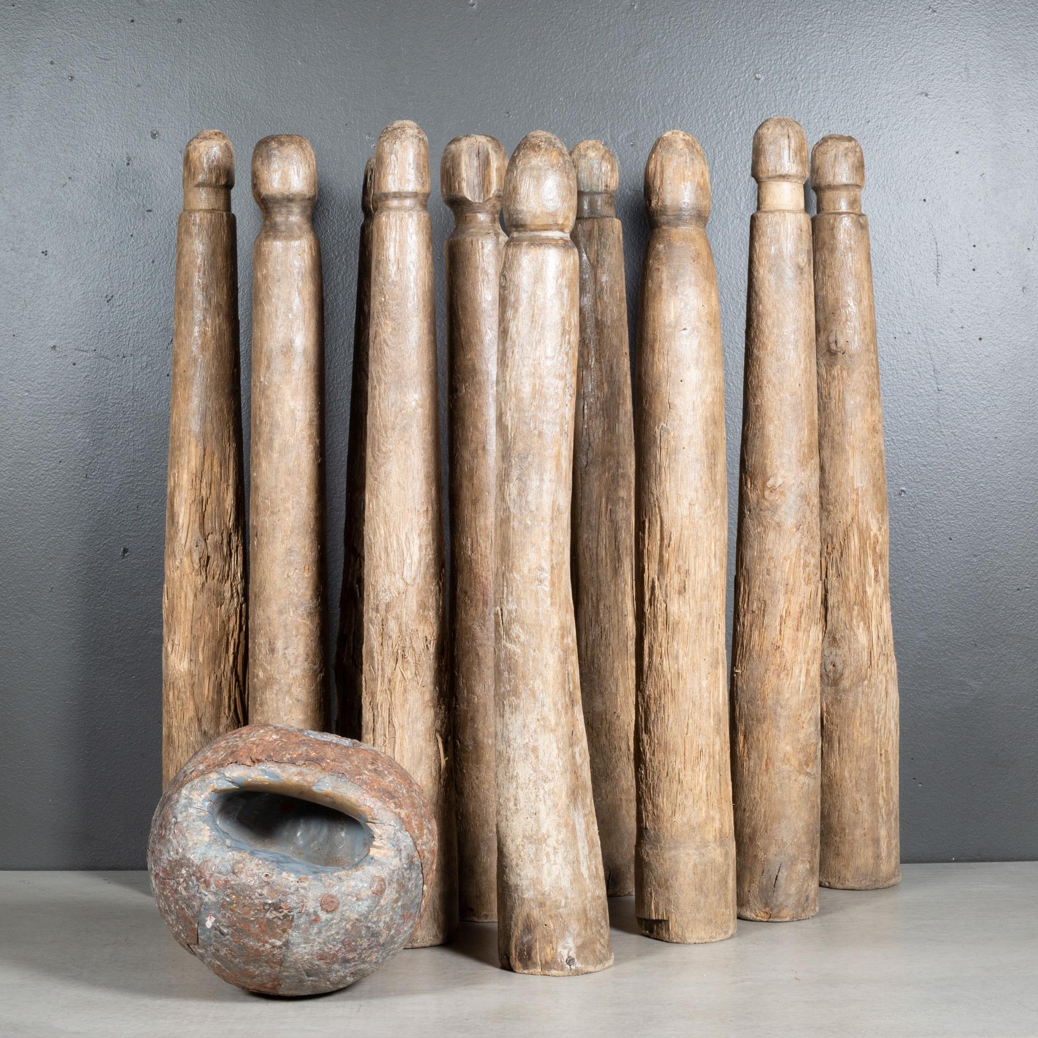 XIX secolo XIX sec. Palla da bowling e birilli in lignum vitae intagliati a mano c.1800