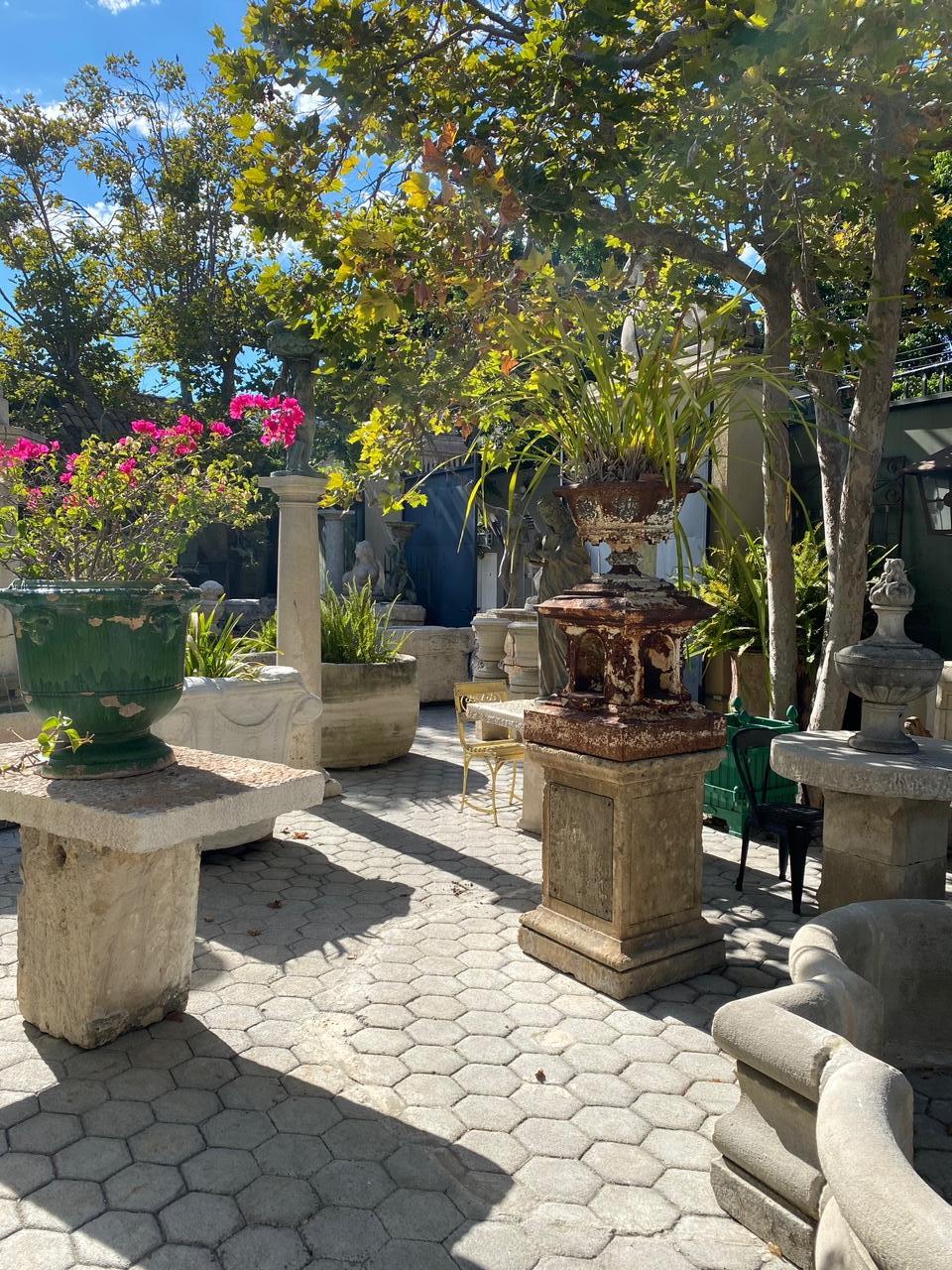 Colonna con piedistallo in pietra intagliata a mano, fontana con base a blocco centrale In condizioni buone in vendita a West Hollywood, CA