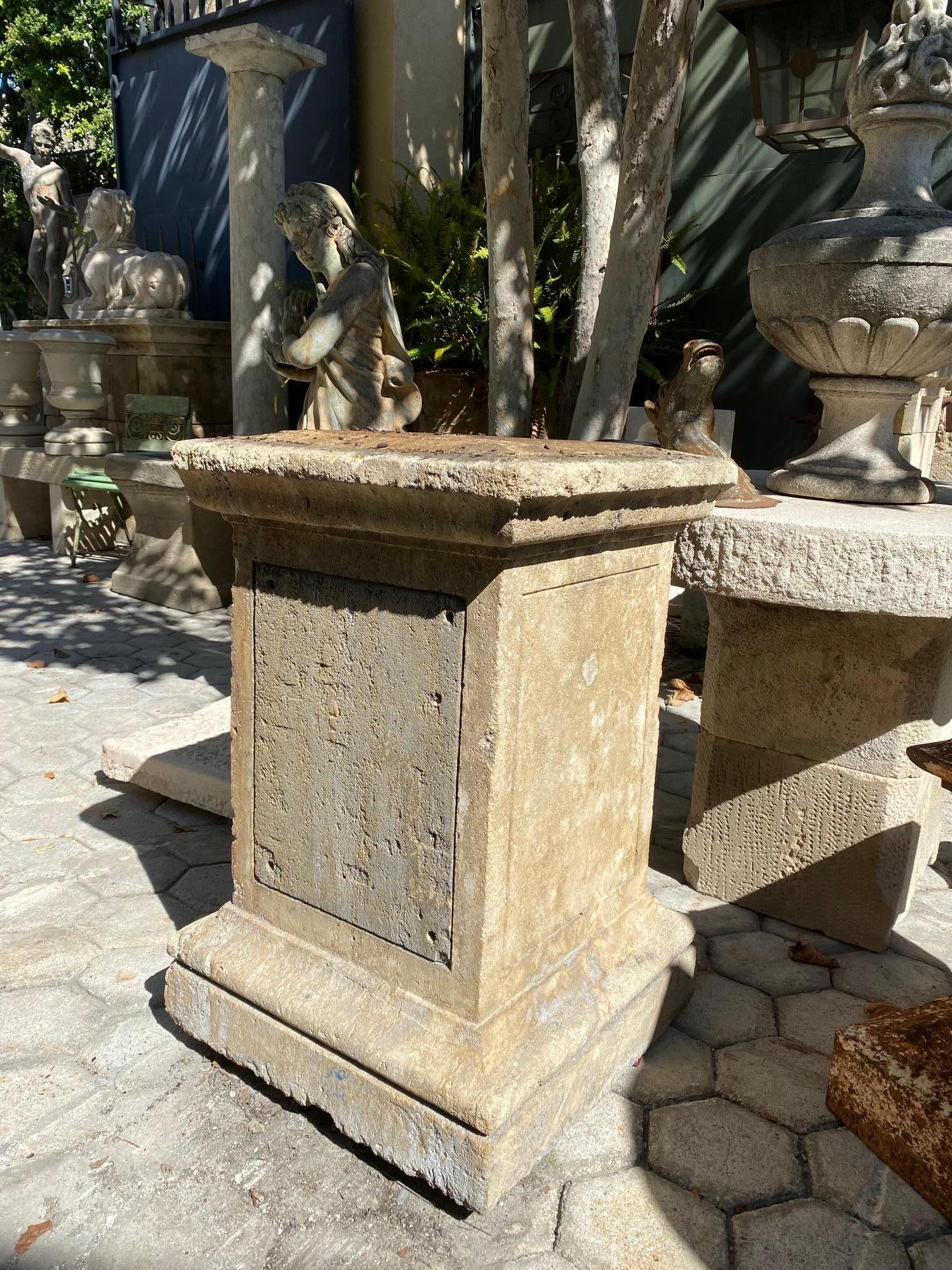 Pietra Colonna con piedistallo in pietra intagliata a mano, fontana con base a blocco centrale in vendita