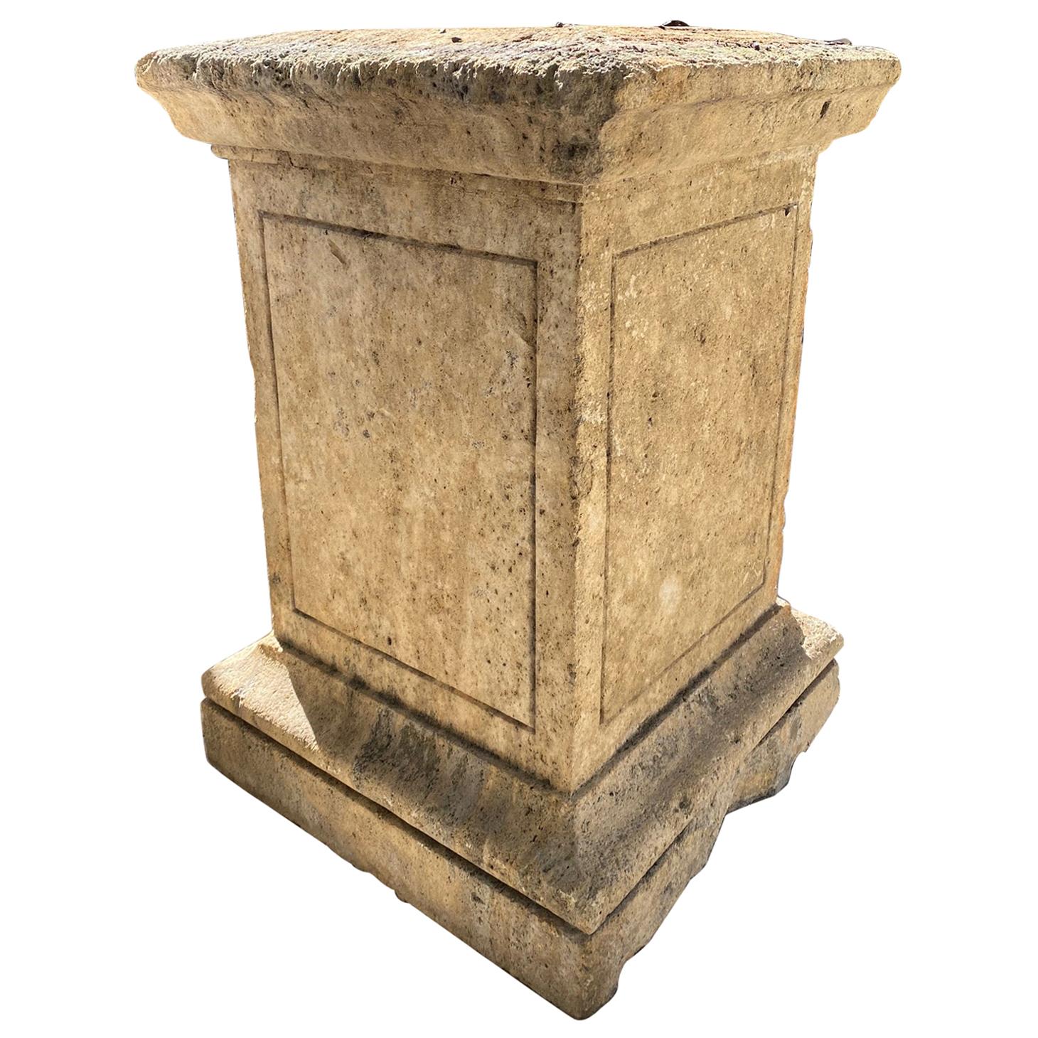 Colonna con piedistallo in pietra intagliata a mano, fontana con base a blocco centrale in vendita