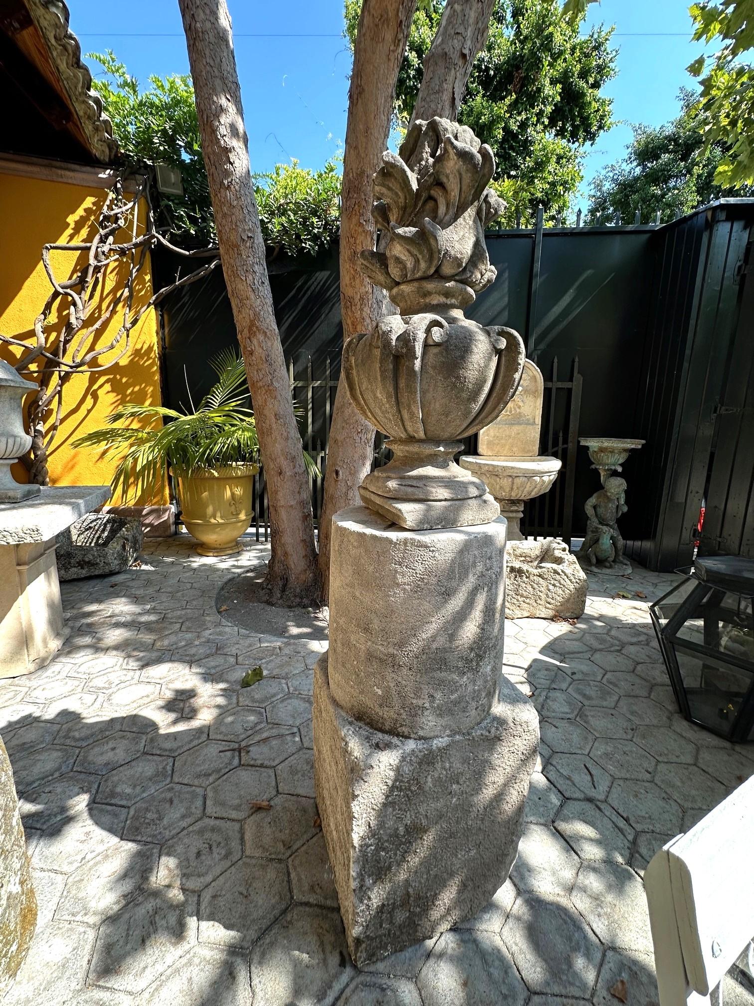 A.I.C. C'est une fontaine en pierre sculptée à la main, avec un piédestal, une colonne et un poteau. Joliment sculpté à la main, un seul bloc de la fin du A.I.C. Début du A.I.C. piédestal à base carrée en pierre avec colonne ronde . Peut être