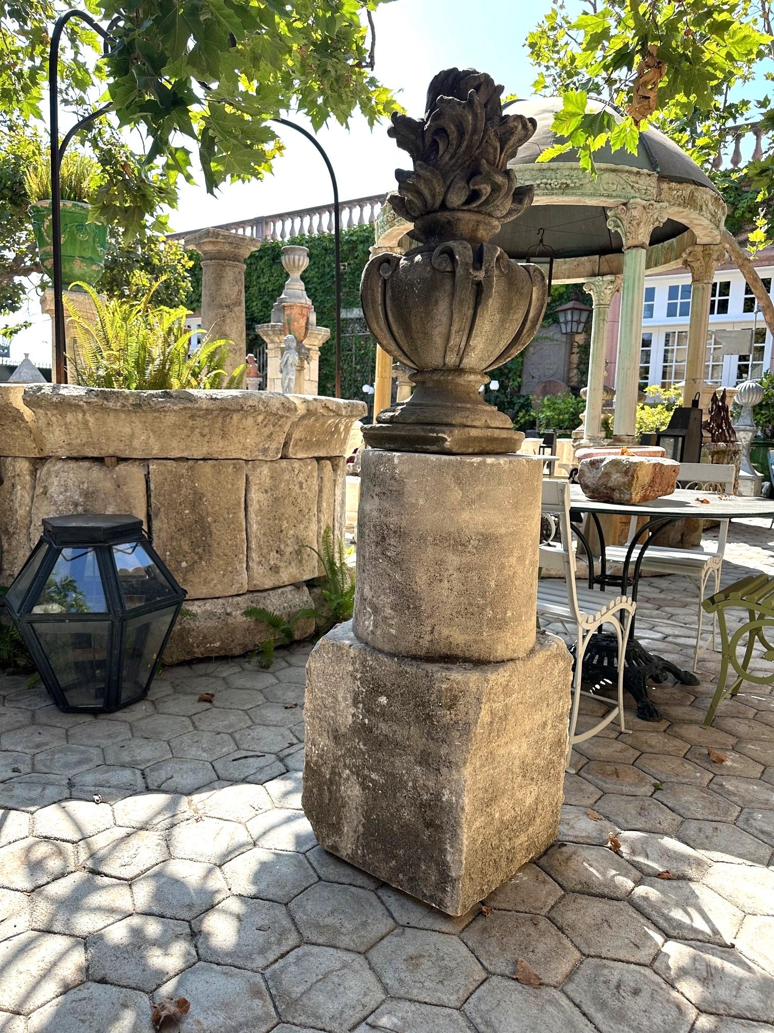 Sculpté A.I.C. Pedestal Stone Column post base Center Piece Garden Fountain en vente