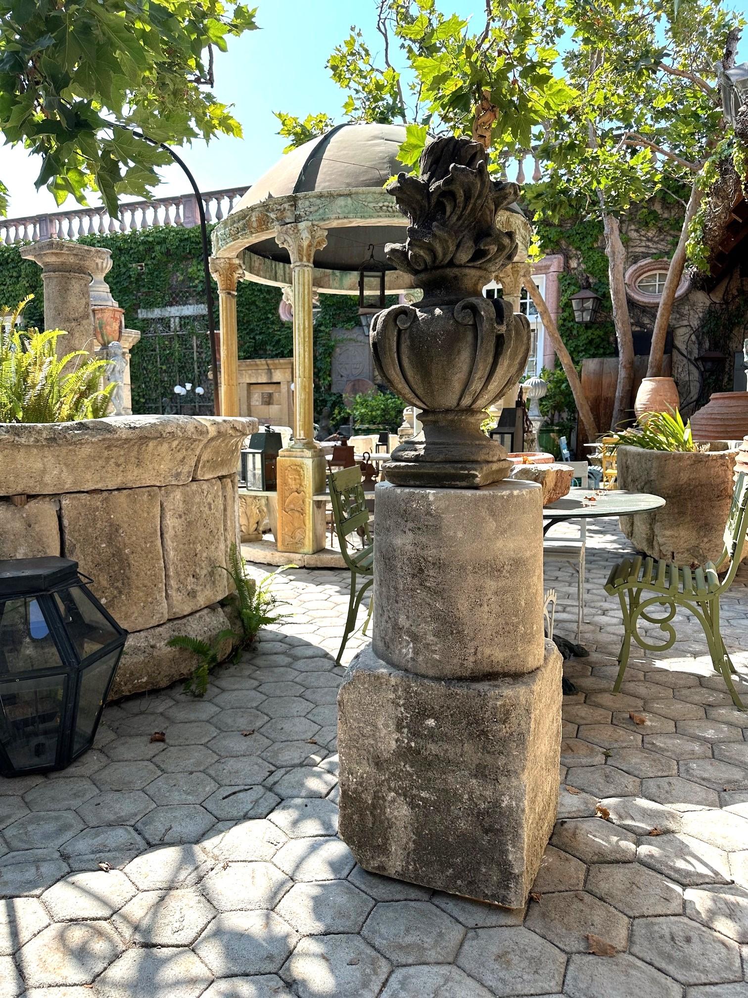 A.I.C. Pedestal Stone Column post base Center Piece Garden Fountain Bon état - En vente à West Hollywood, CA