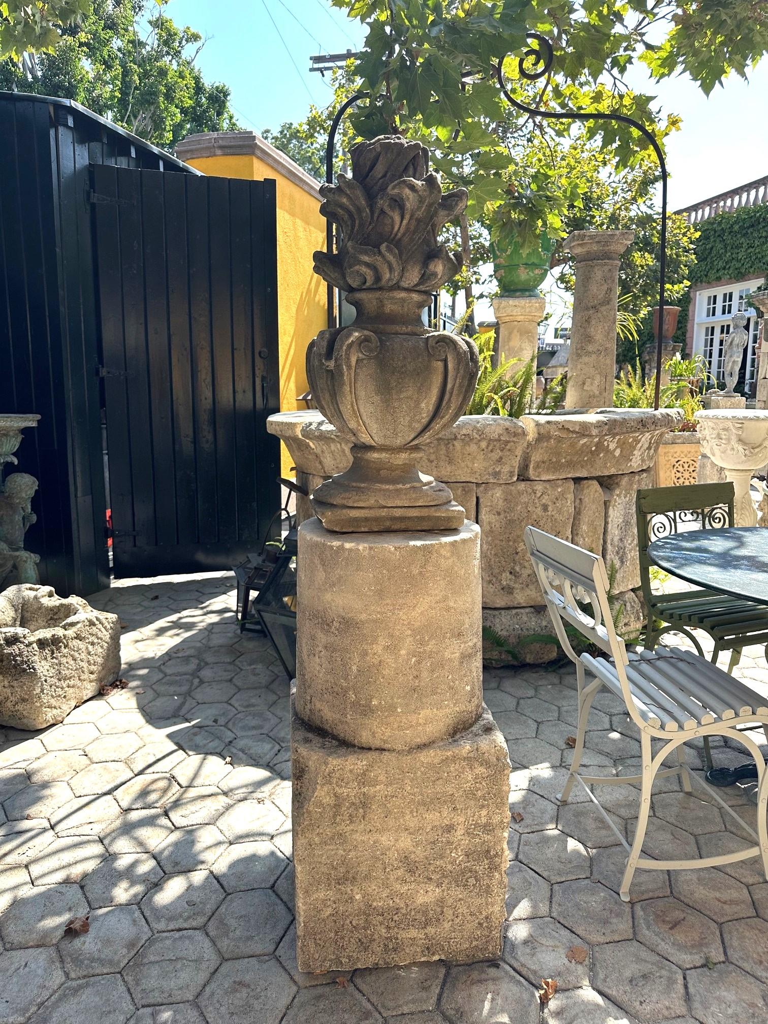 XIXe siècle A.I.C. Pedestal Stone Column post base Center Piece Garden Fountain en vente