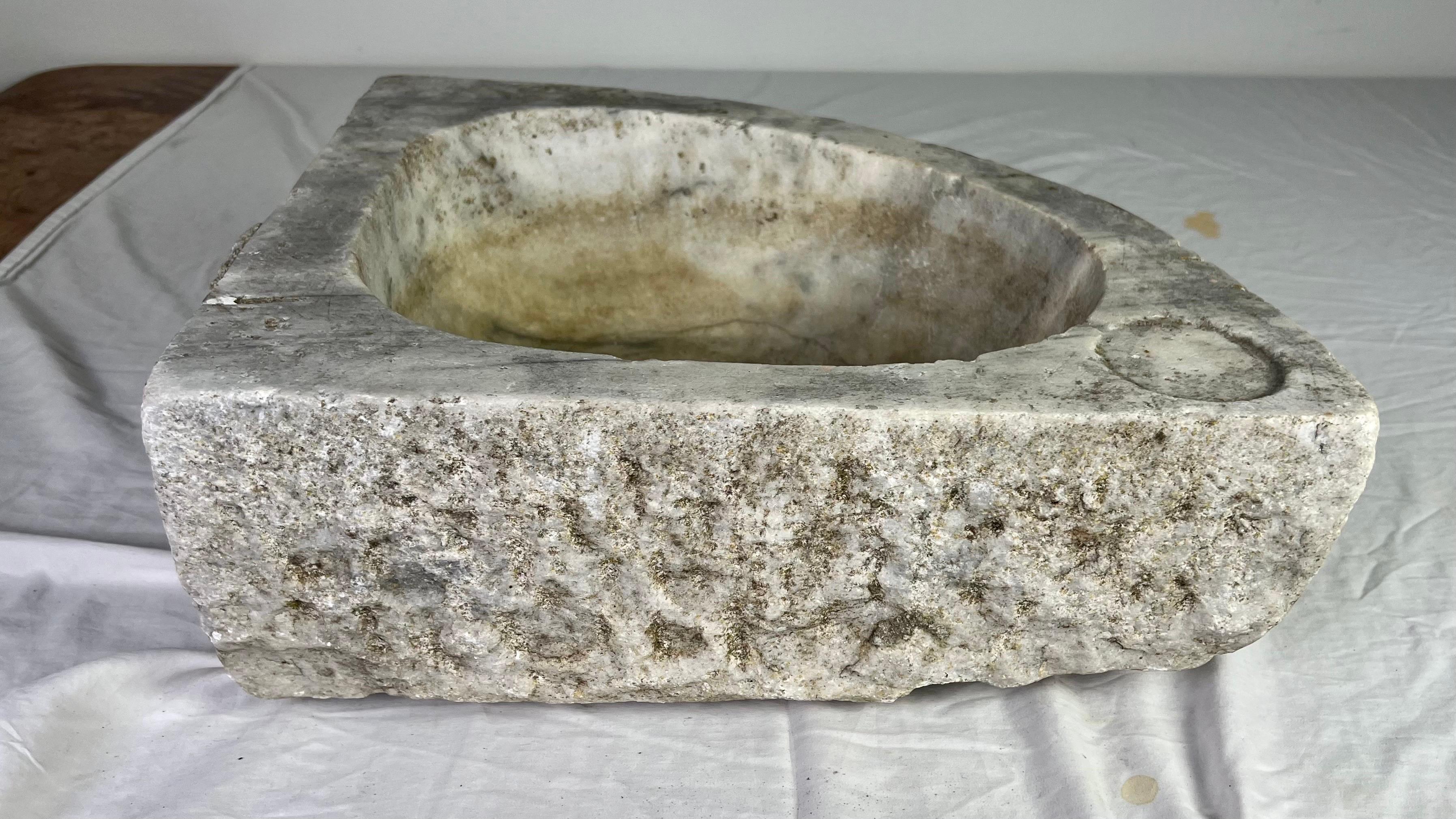 Lavabo francés de piedra cincelada a mano del siglo XIX en venta 4