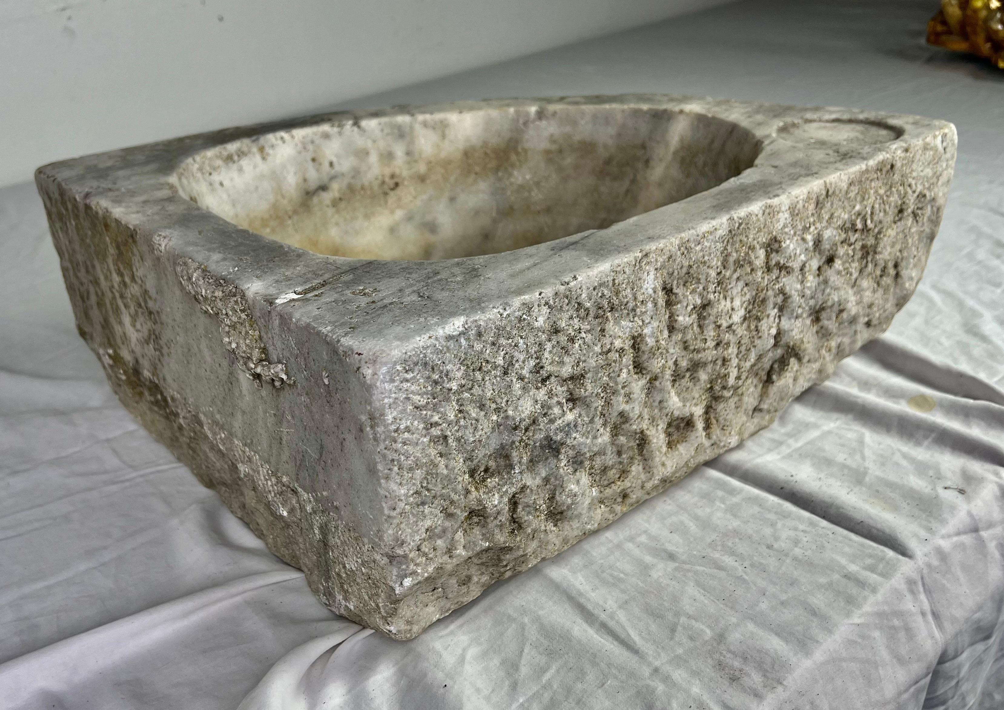 Lavabo francés de piedra cincelada a mano del siglo XIX en venta 5