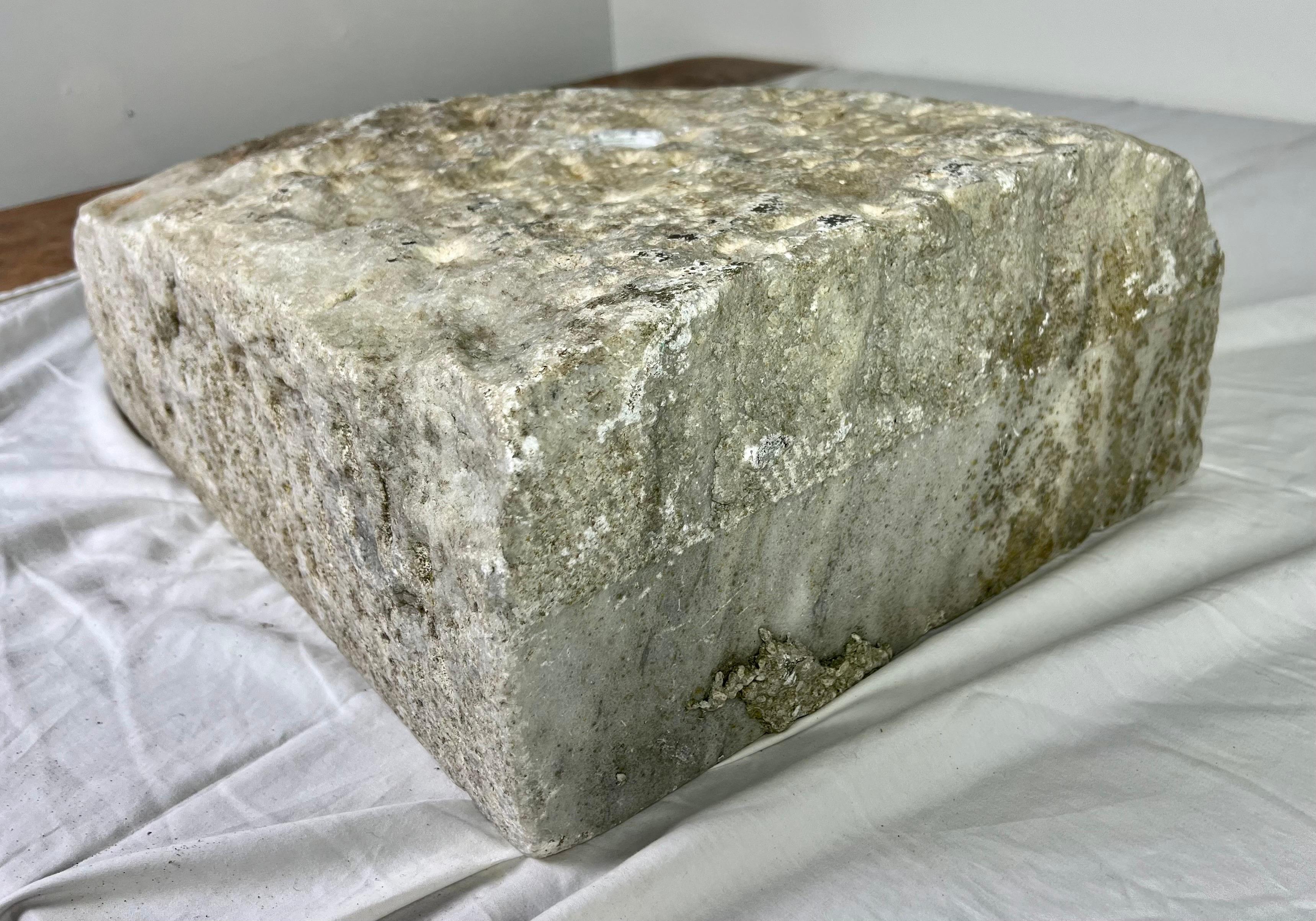 Lavabo francés de piedra cincelada a mano del siglo XIX en venta 6