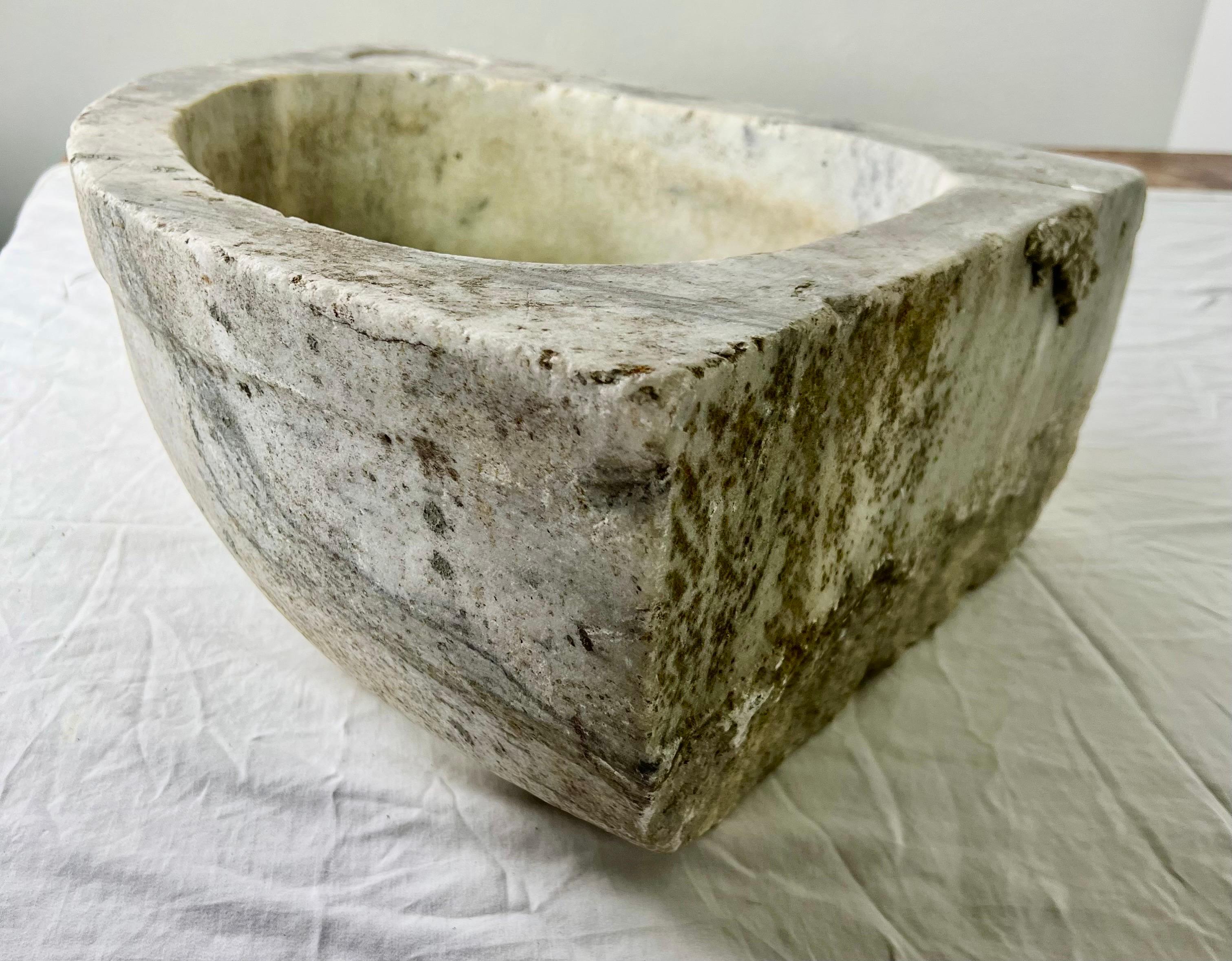 Lavabo francés de piedra cincelada a mano del siglo XIX Tallado a mano en venta