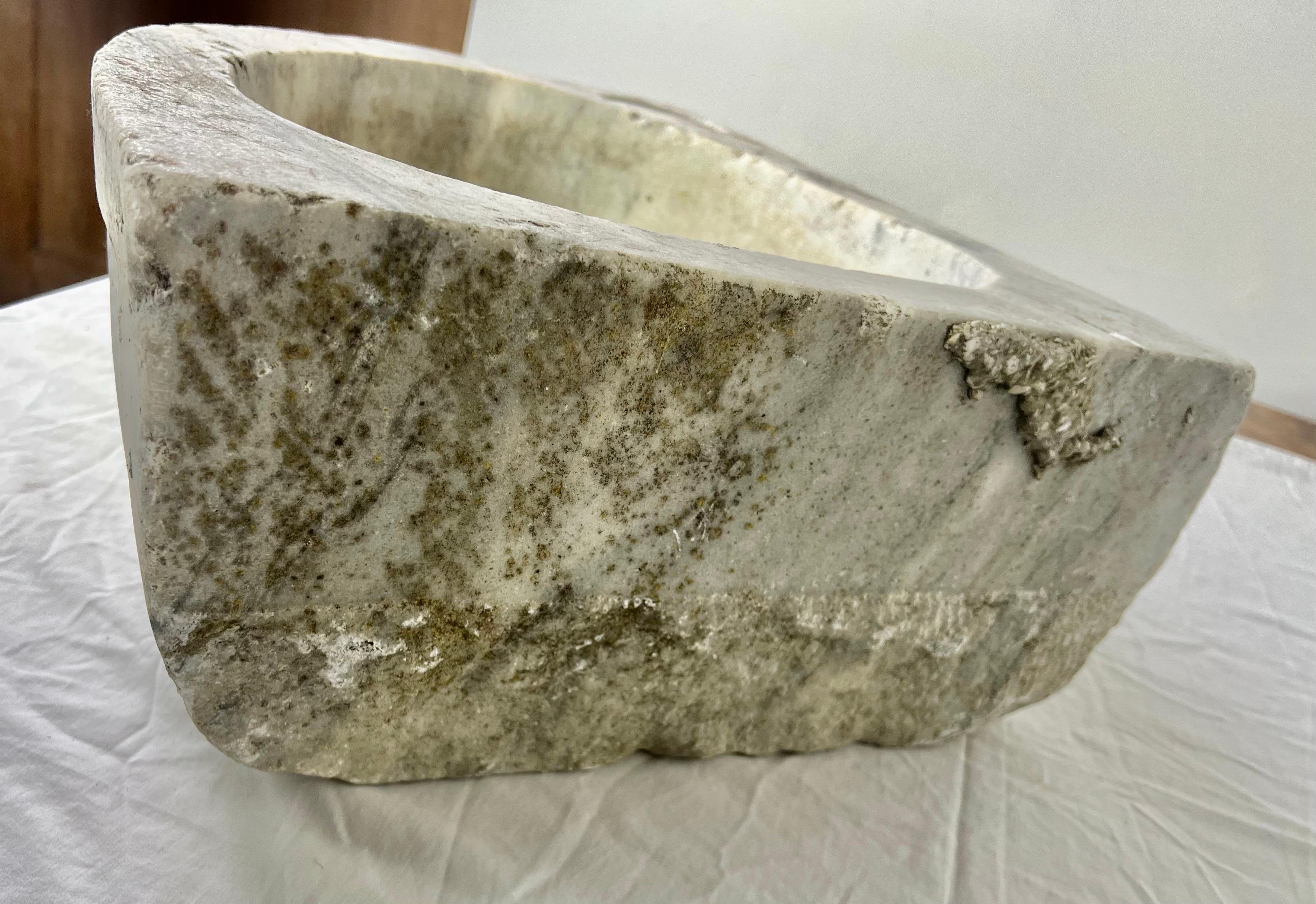 Lavabo francés de piedra cincelada a mano del siglo XIX en Desgastado estado para la venta en Los Angeles, CA