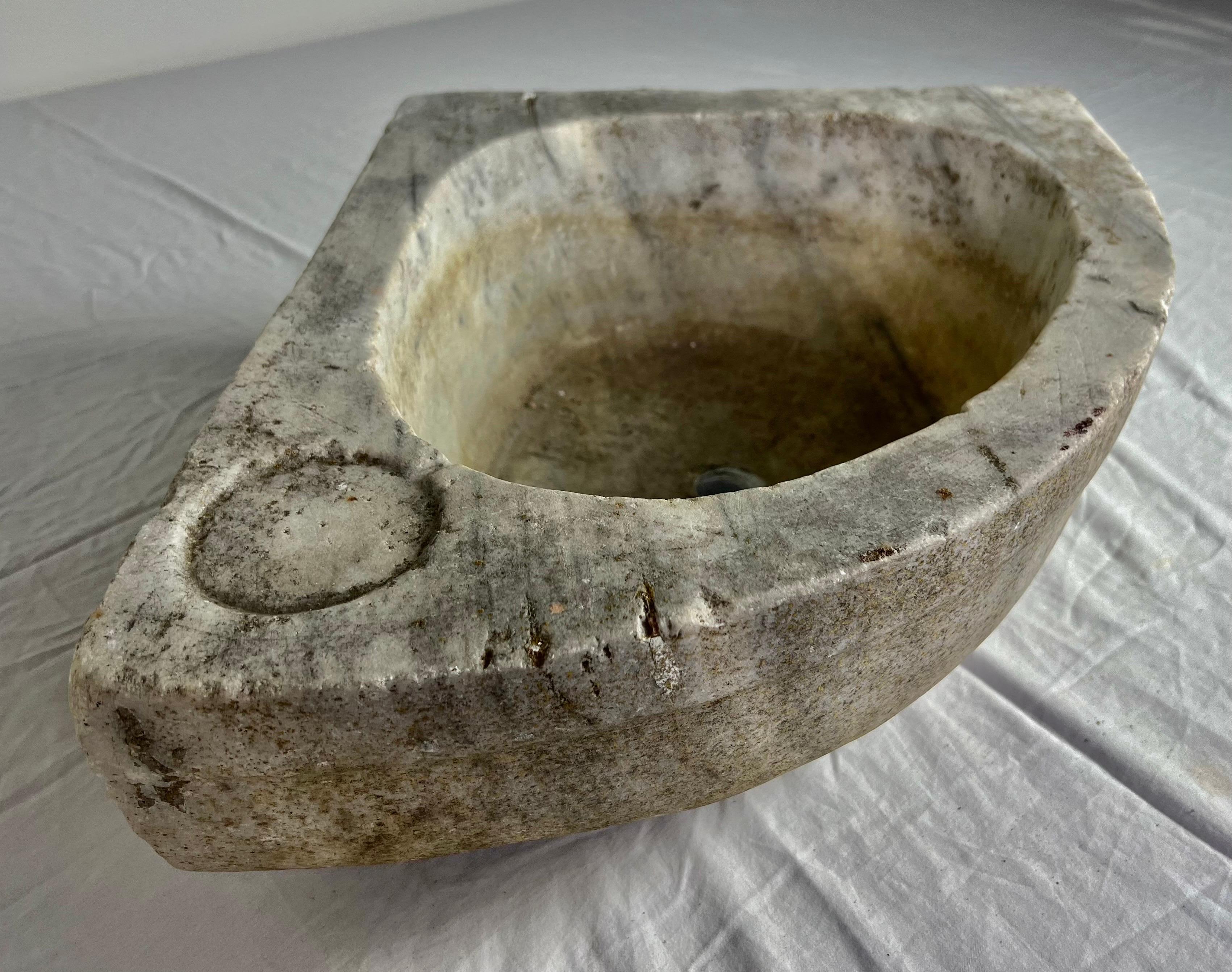 Lavabo francés de piedra cincelada a mano del siglo XIX en venta 1