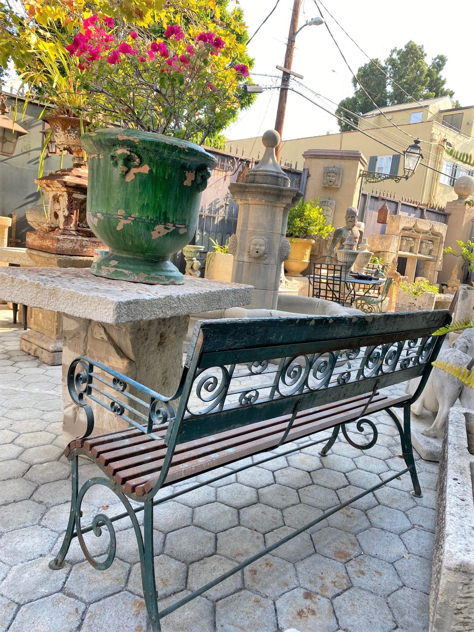 Handgeschmiedete Gartenbank aus Metall und Holz, rustikal, Sitzmöbel, Antiquitätenhändler LA (Art nouveau) im Angebot