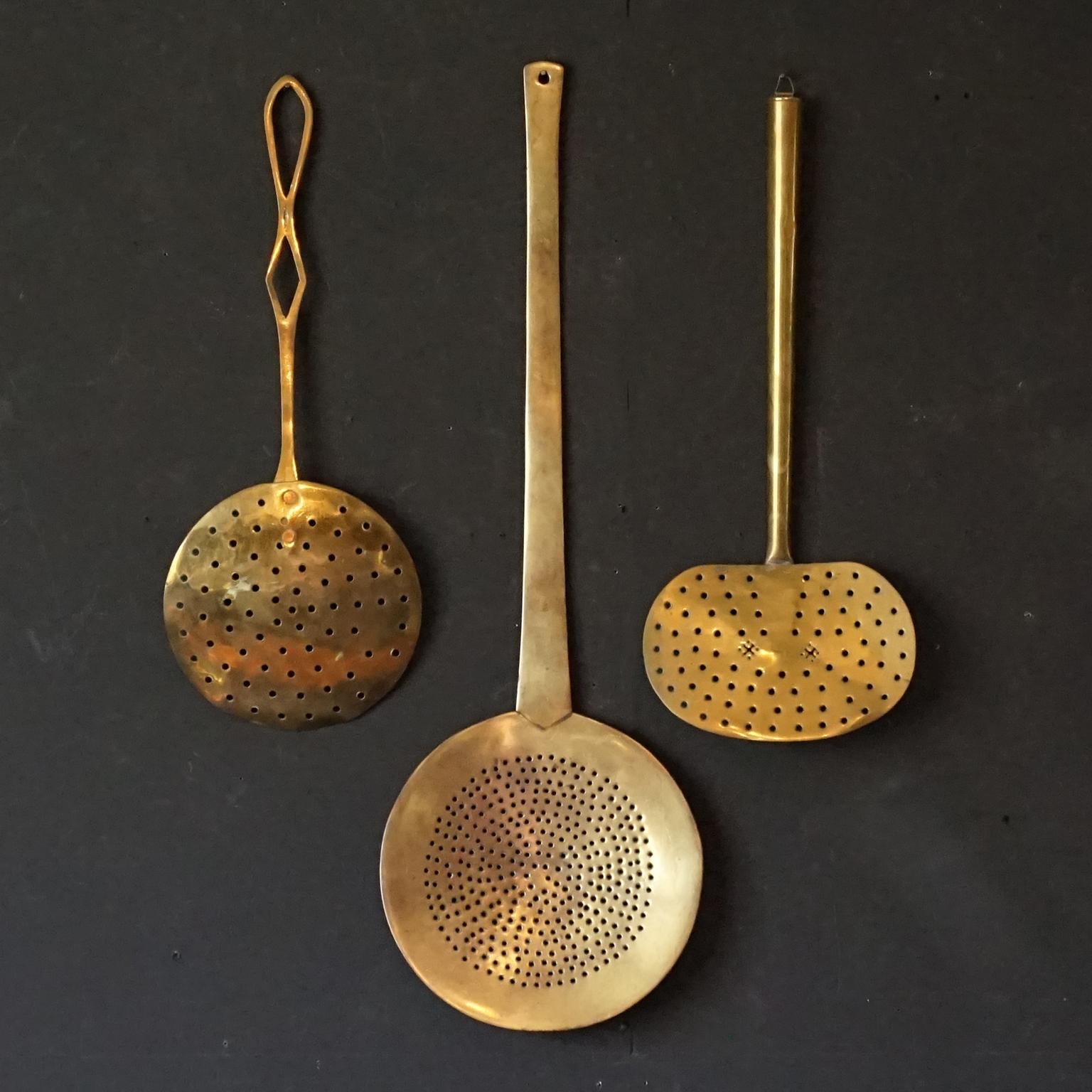 19th C. Hand Forged, Wrought and Cut Brass Dutch Skimmers or Strainers 17pcs In Good Condition In Haarlem, NL