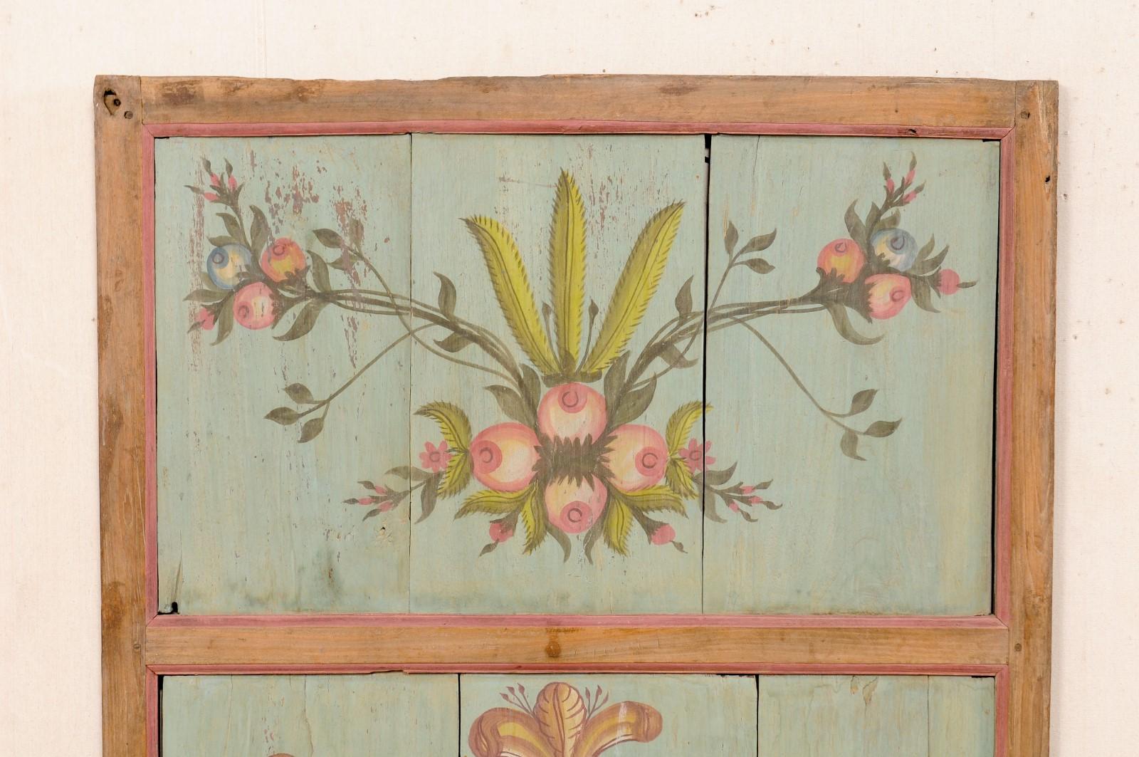 Européen Panneau mural en bois peint à la main du 19e siècle à motif floral en vente