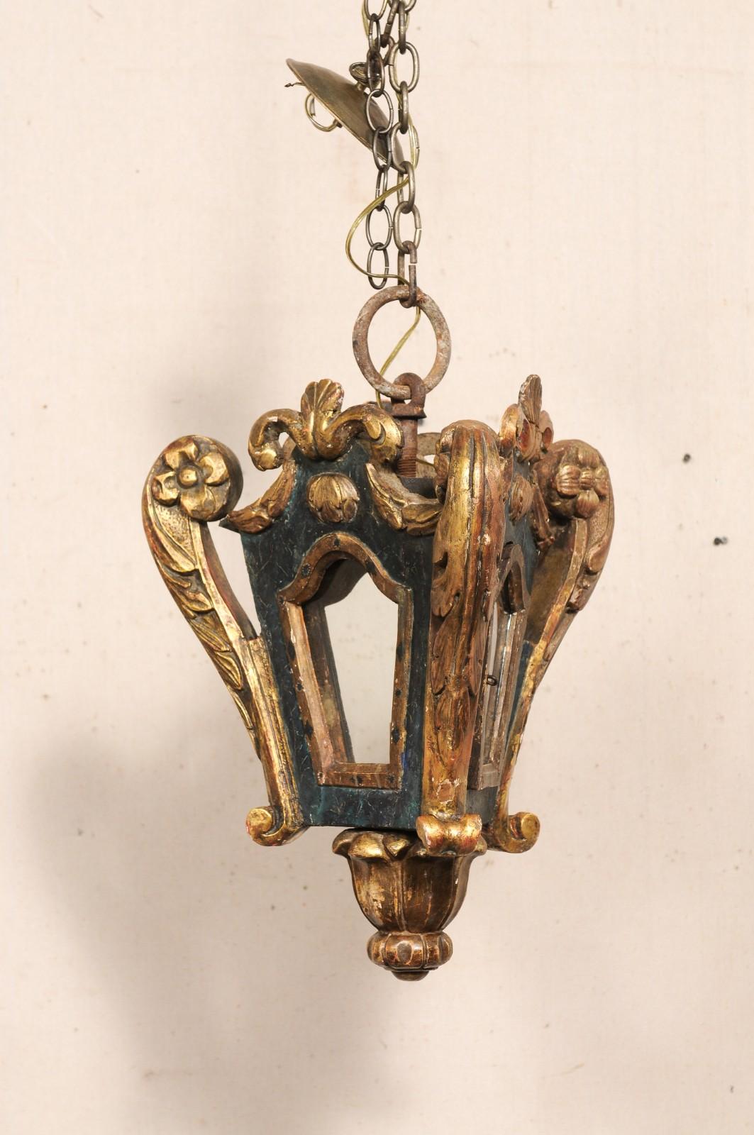 Italiano Lanterna appesa in legno intagliato del XIX secolo proveniente dall'Italia in vendita