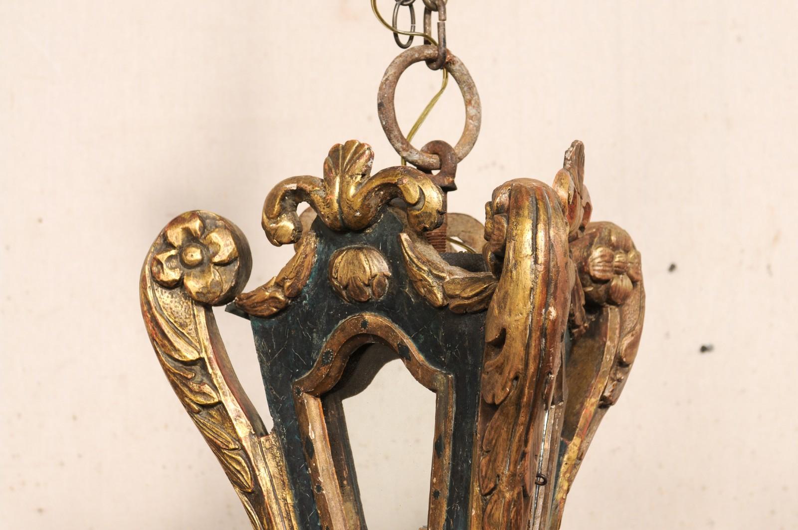 Intagliato a mano Lanterna appesa in legno intagliato del XIX secolo proveniente dall'Italia in vendita